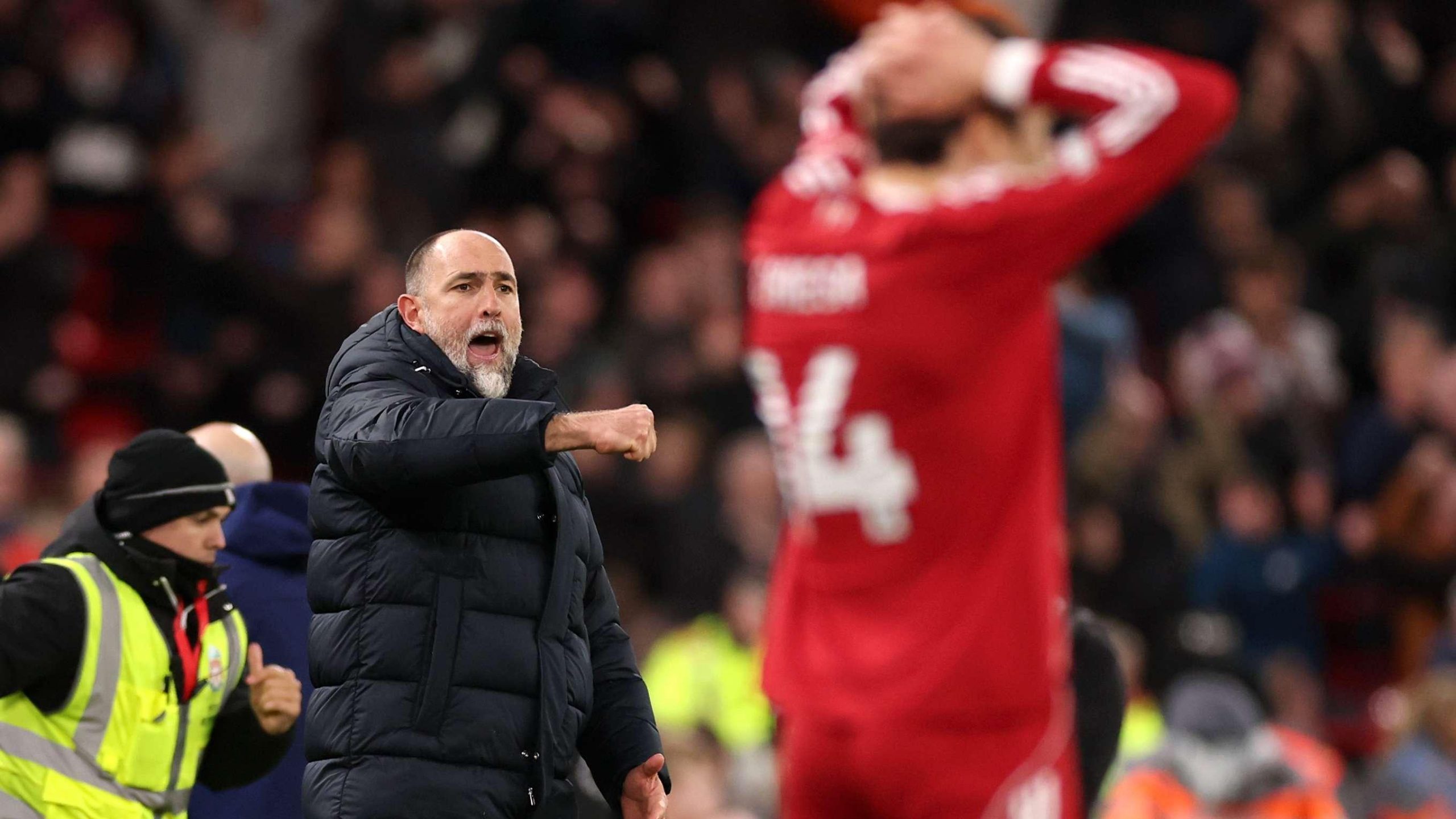 لحظة كوميدية: مدرب توتنهام يخلط بين سلوت و’رجل أصلع آخر’ في أنفيلد!