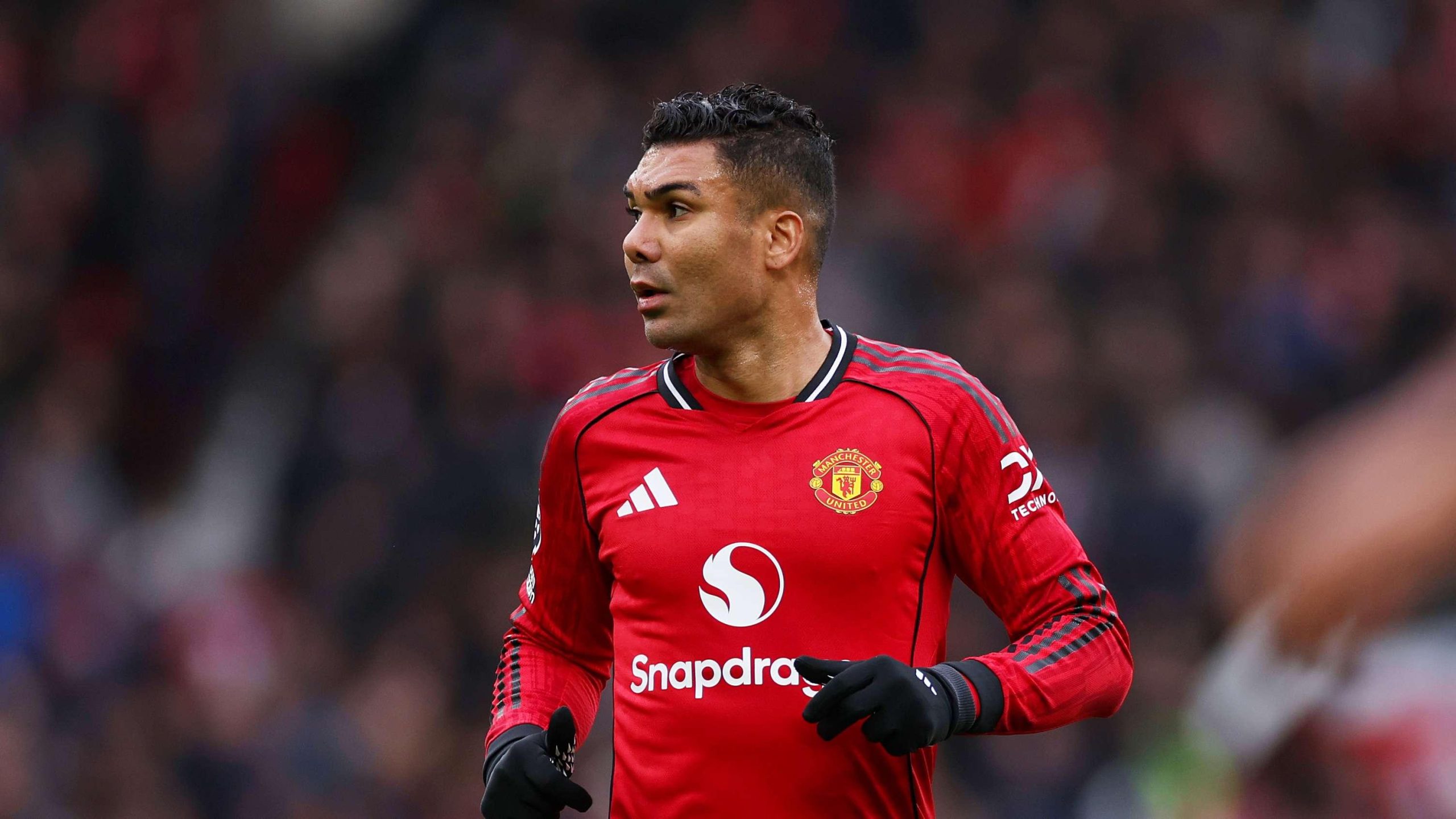 صخب أولد ترافورد: نجوم يونايتد يطالبون ببقاء كاسيميرو.. هل تتراجع الإدارة عن قرار الرحيل؟