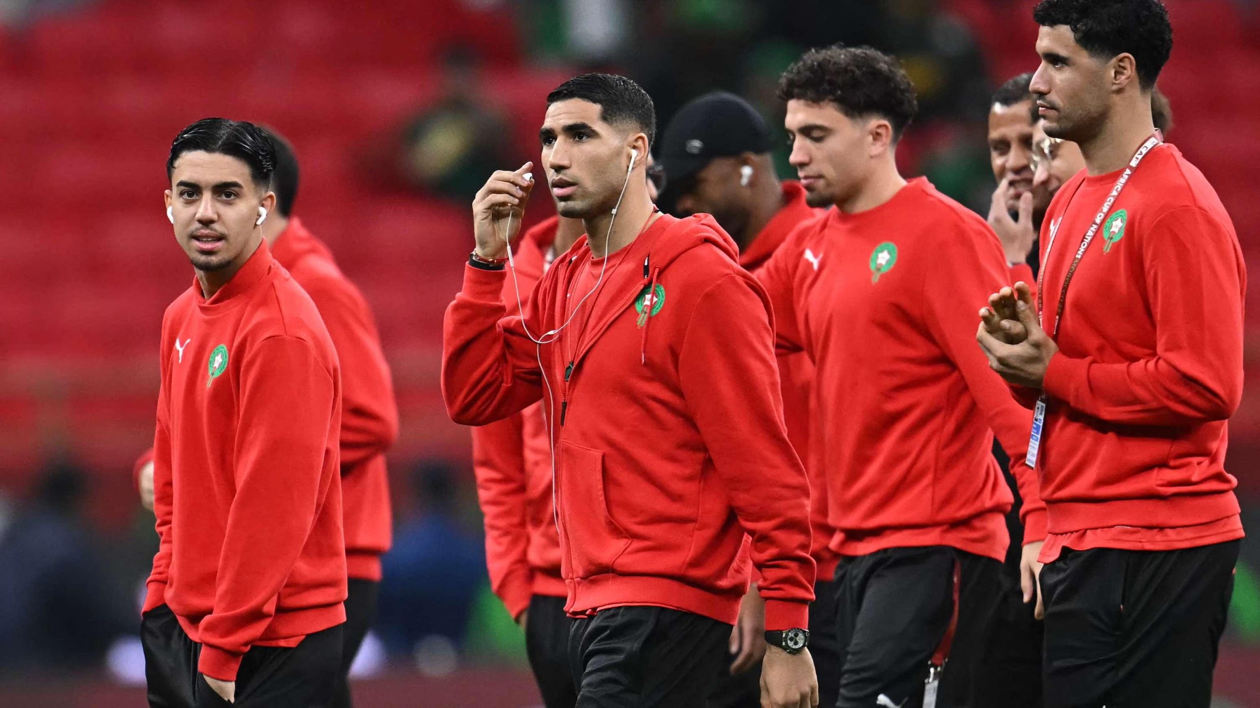 ليلة الرعب في روما: والدة نجم المغرب ‘نائل العيناوي’ تروي تفاصيل الاقتحام المسلح وتوجيه السلاح لعنقها