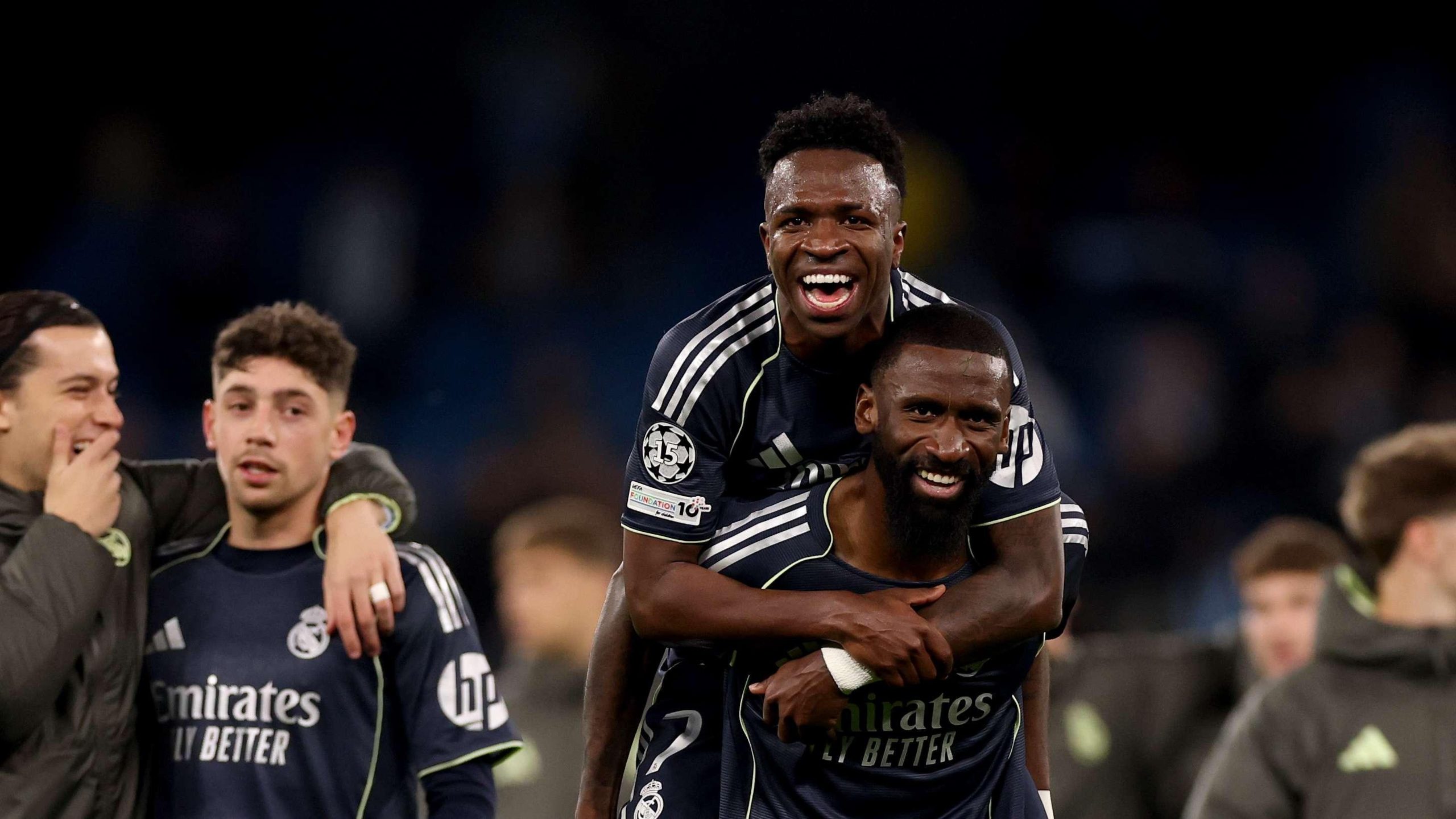 خماسي ريال مدريد يثير الجدل بحضور حدث MMA قبل ديربي العاصمة الحاسم!