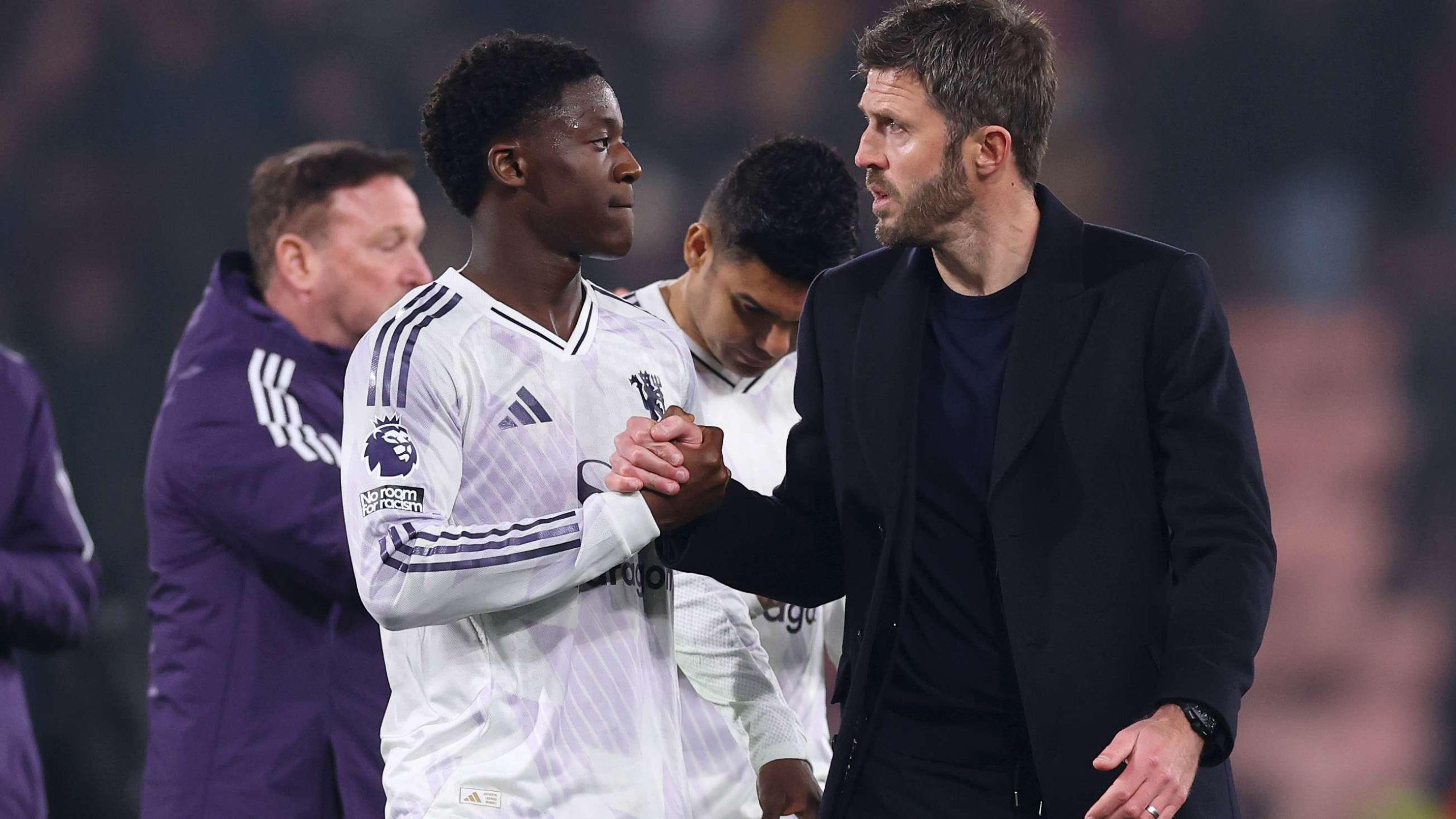 قرارات تحكيمية ‘محيّرة ومذهلة’ تثير غضب كاريك وفرنانديز بعد تعادل مانشستر يونايتد!