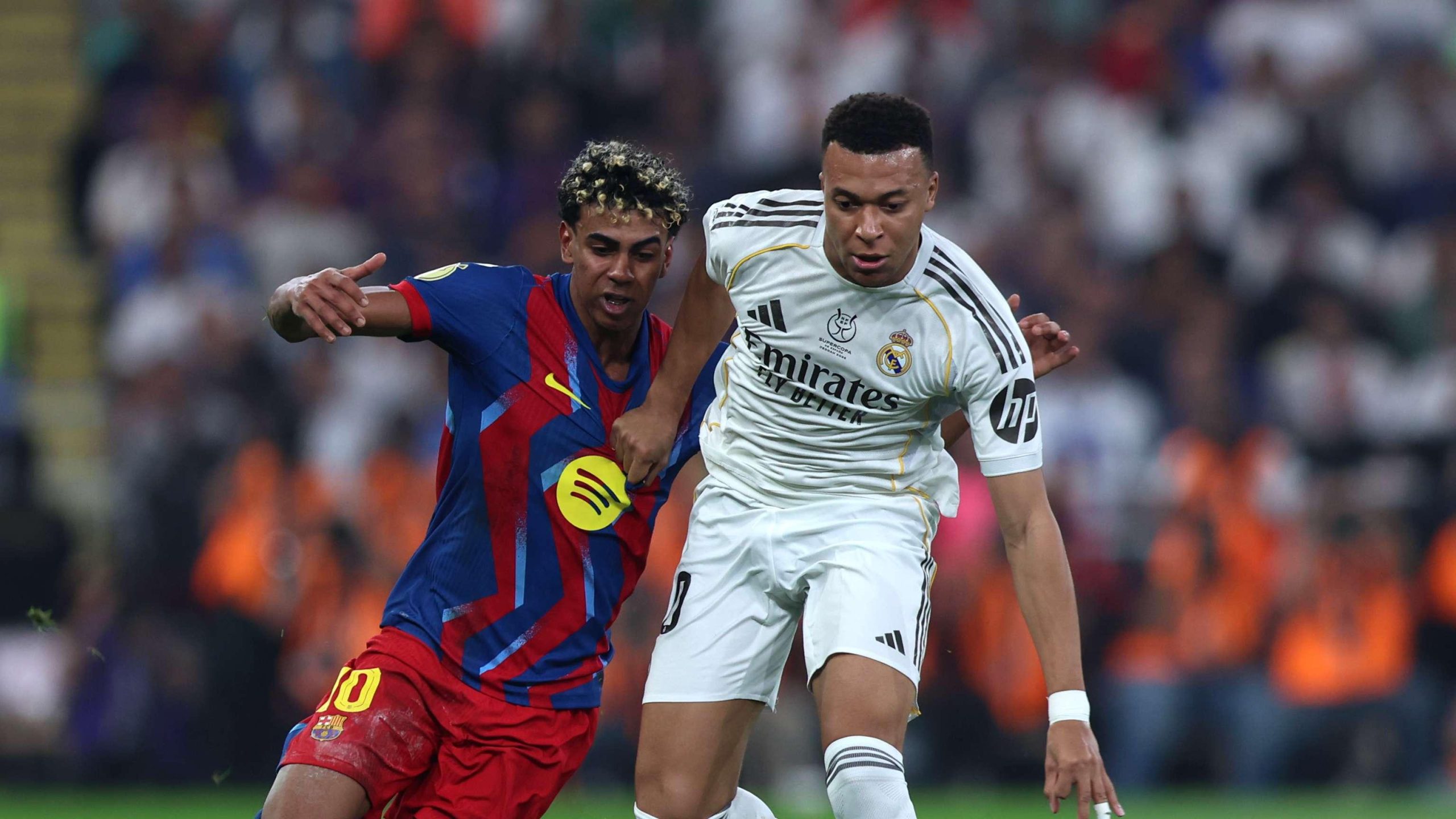 صدمة تحكيمية: عقوبة فورية تطال ‘بوليدو سانتانا’ بعد تصريحاته النارية عن الريال وبرشلونة