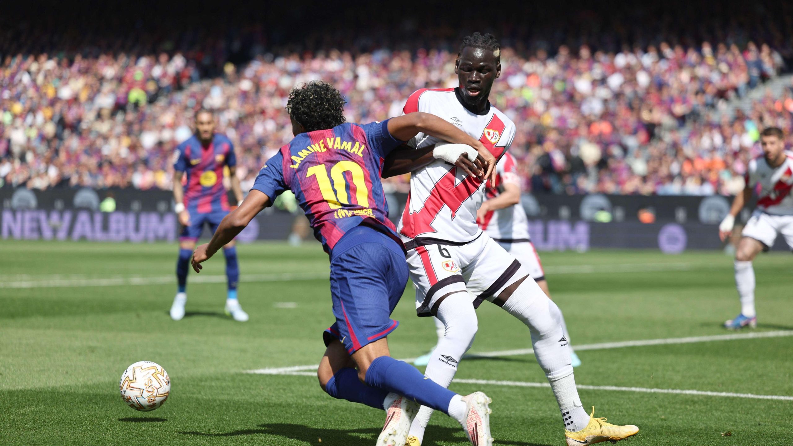 صافرات الجدل تتواصل: خبير تحكيمي يحلل قرارات برشلونة ورايو فاليكانو المثيرة!