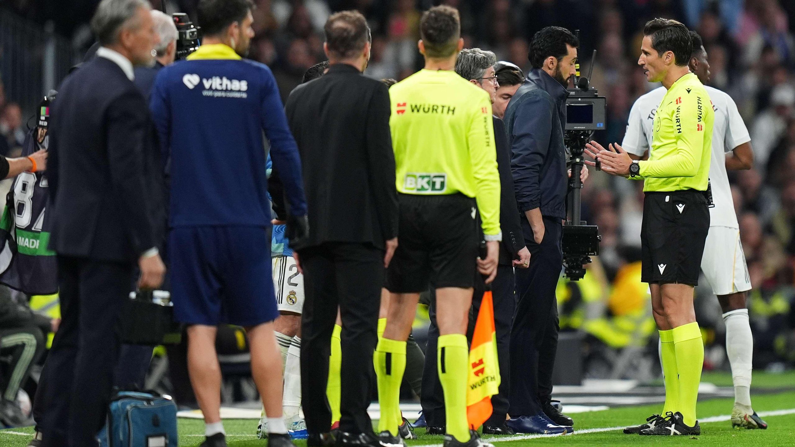 البرنابيو’ يغلي: هتافات ‘الفساد’ تزلزل الديربي بعد طرد فالفيردي الصادم!