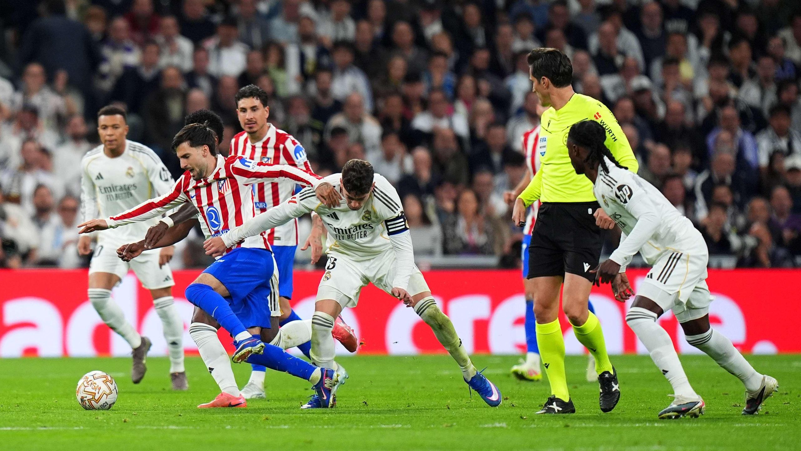 قناة ريال مدريد تشن هجوماً نارياً بعد الديربي: ‘الحكم حاول تدمير الملكي