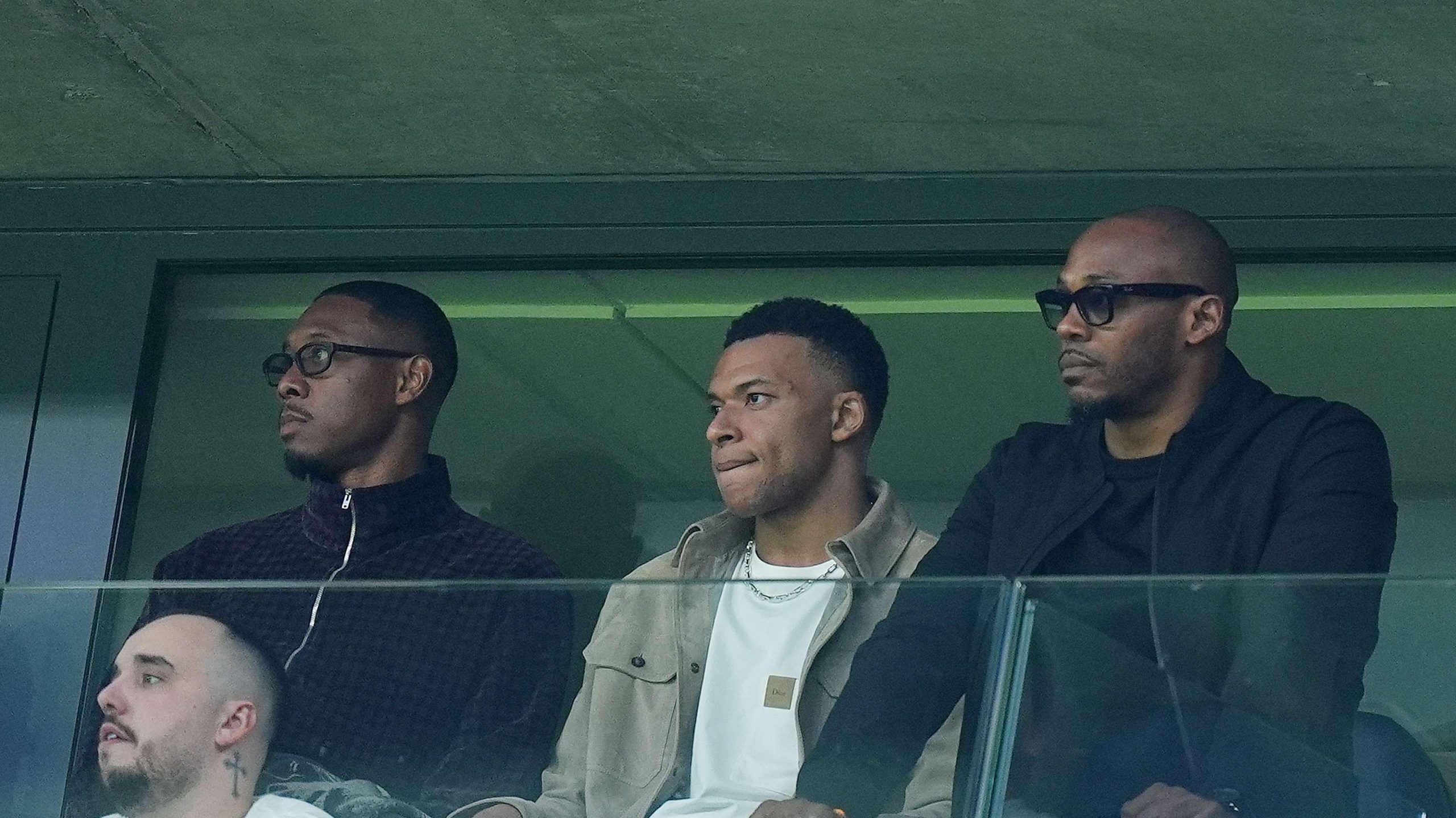 ليلة مدريدية غامضة: كواليس ‘عشاء الفجر’ ومظلات ‘مبابي وإكسبوسيتو’ السرية