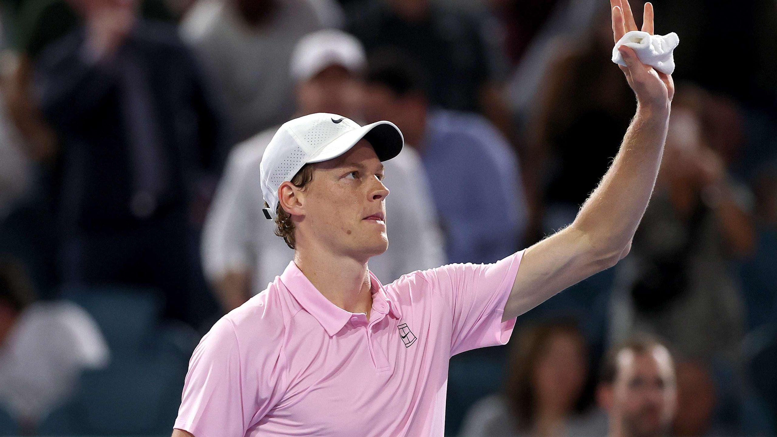 سينر يحطم رقم ديوكوفيتش الصامد لعقد كامل ويتطلع لمعادلة إنجاز فيدرر التاريخي!