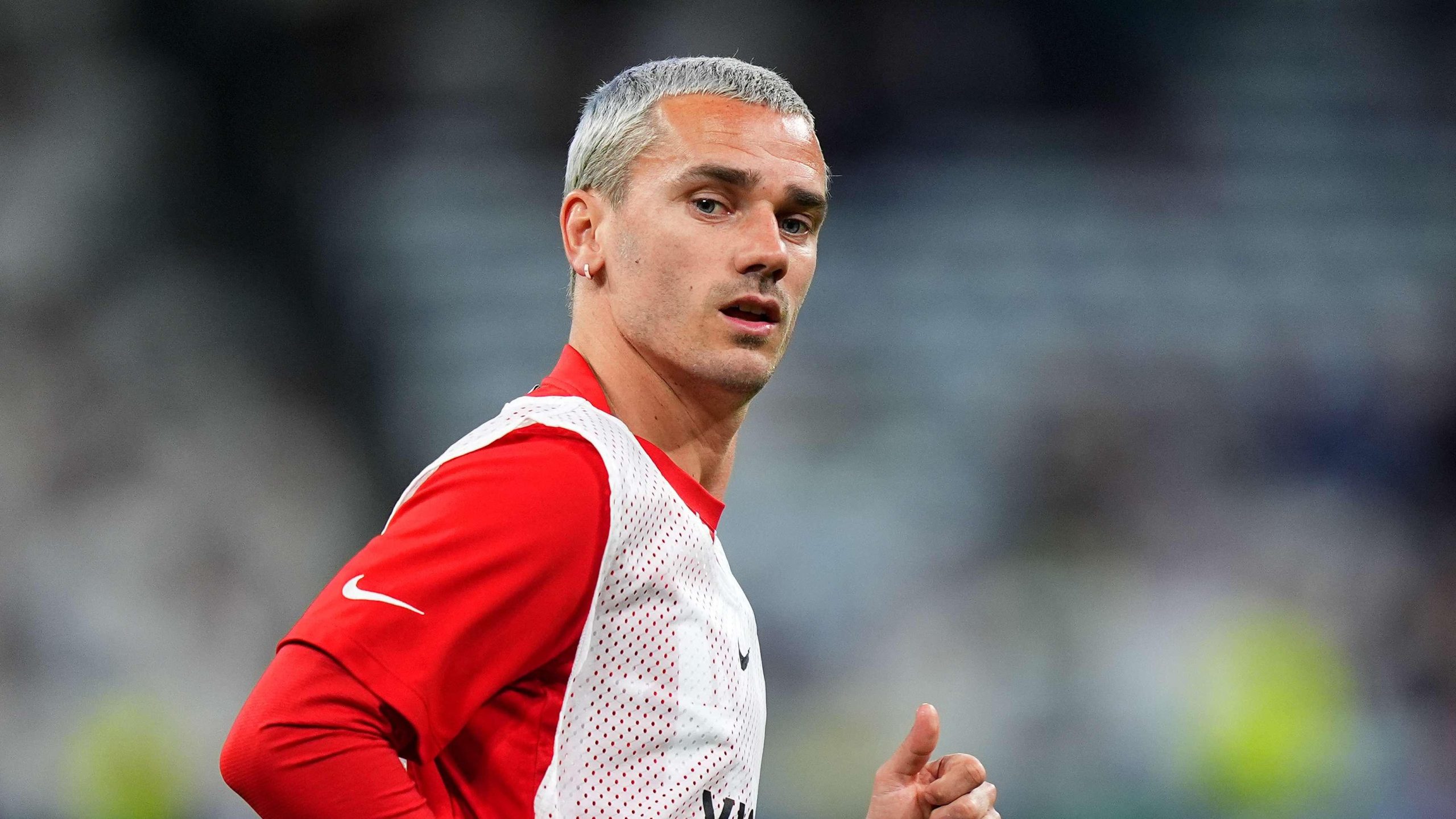 صدمة ورسمية: أنطوان جريزمان يودع أتلتيكو مدريد وينتقل إلى تحدٍ أمريكي جديد!