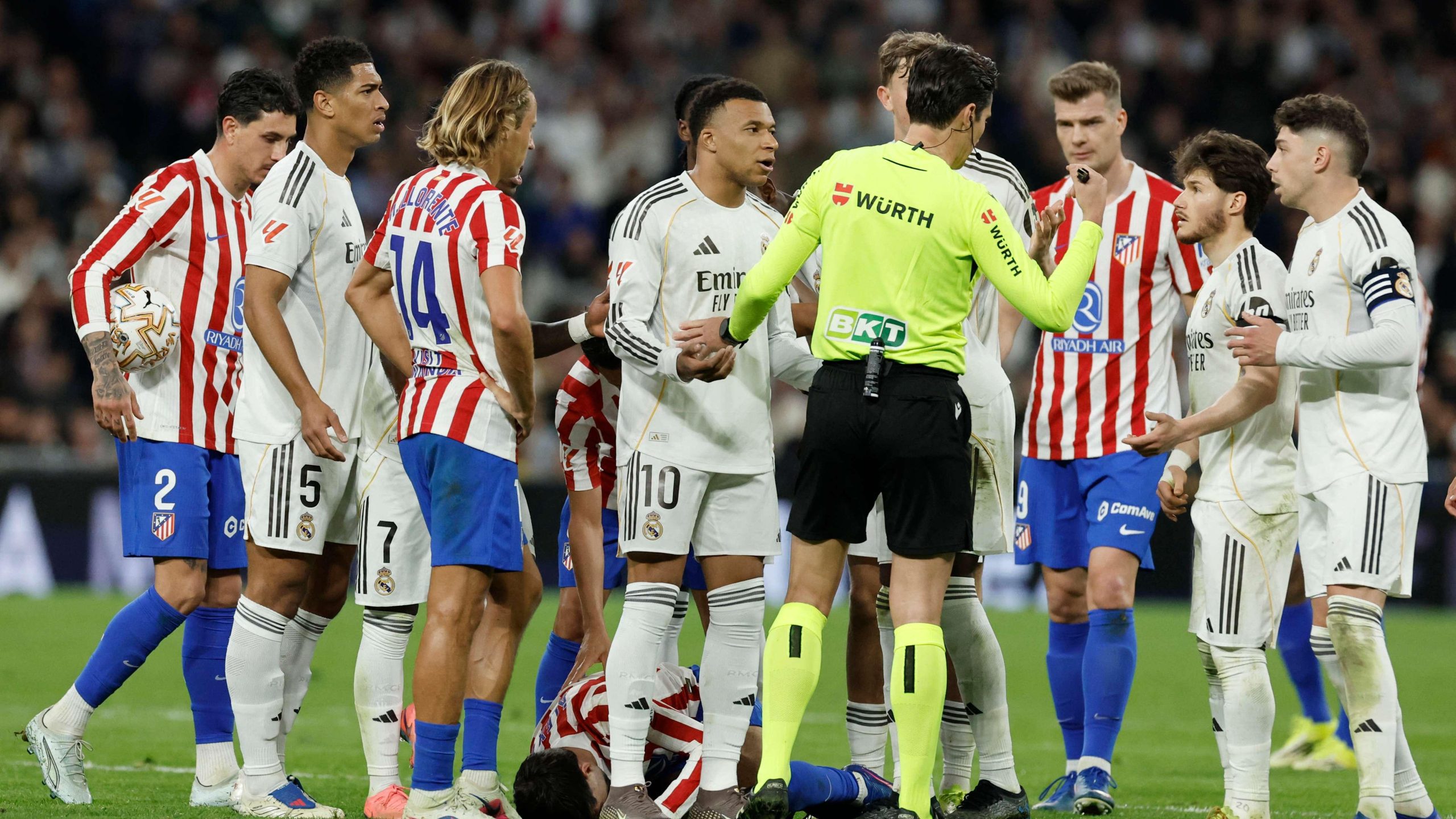 أتلتيكو مدريد يشعل فتيل الجدل من جديد بلقطة الديربي الملتهبة