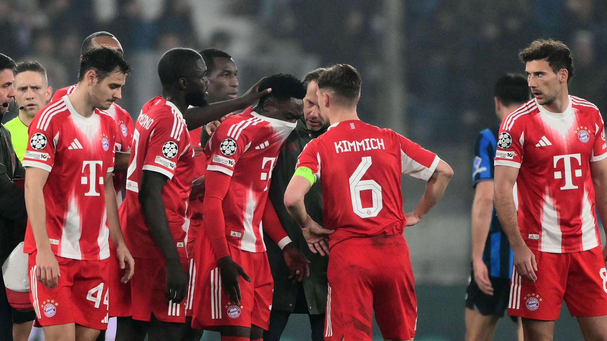 ألغاز الإصابات تحيط به.. ألفونسو ديفيز: هل يصبح هدف مانشستر يونايتد الصيفي؟