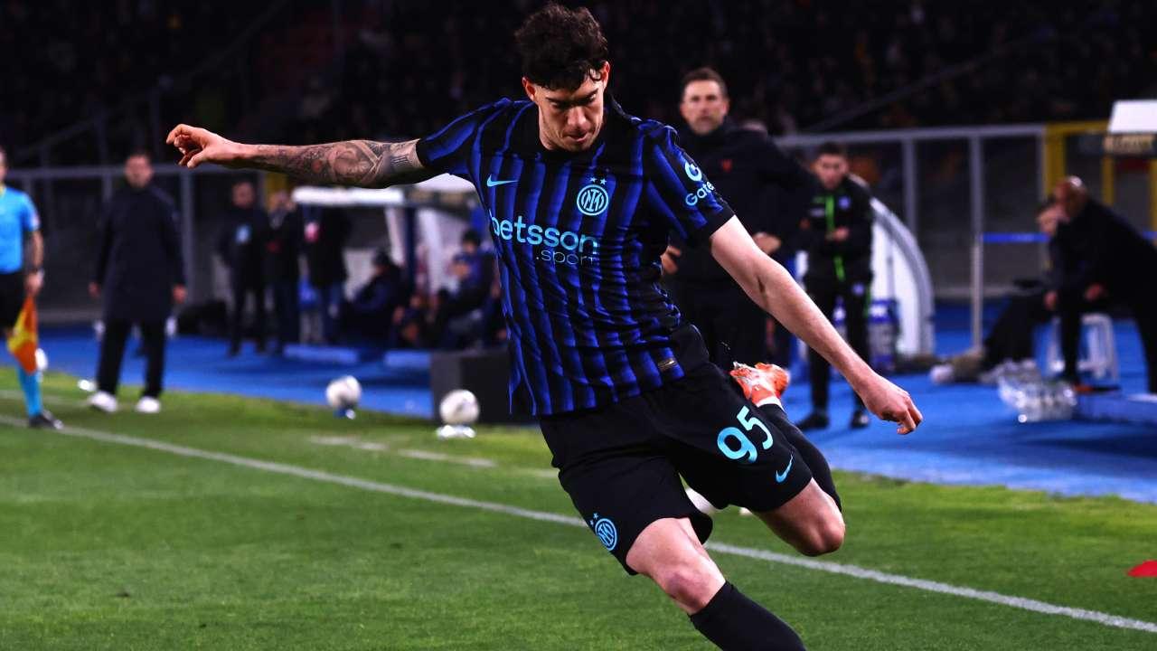 كوبارسي يفك رموز المستقبل: هل باستوني قادم لدفاع برشلونة؟