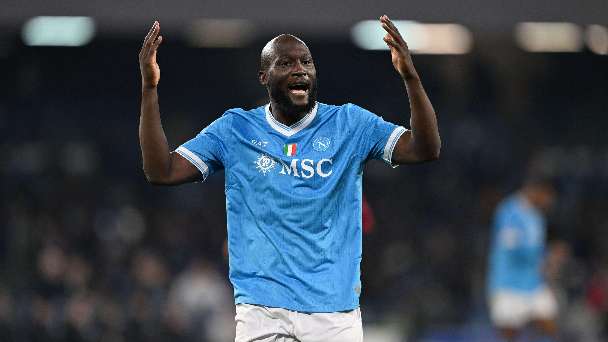 لوكاكو يثير عاصفة غضب في نابولي قبل قمة ميلان بتصرف ‘مريب