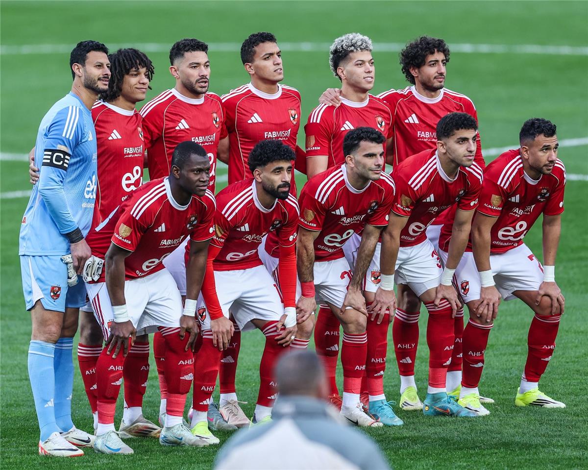 الكشف عن تشكيلة الأهلي الرسمية ضد طلائع الجيش: مفاجآت توروب لموقعة الدوري