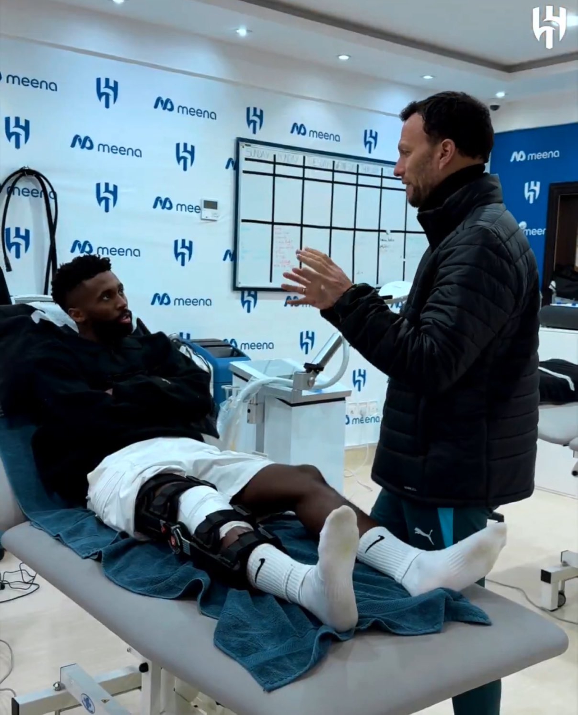 العكازان رفيق الأمل: حمد اليامي يخطو أولى خطوات رحلة التعافي مع الهلال