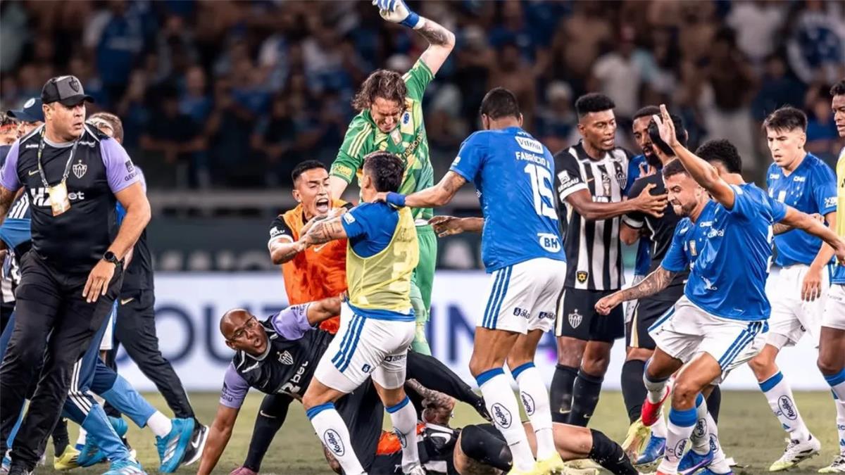 هل هي الأغرب؟ مباراة كروزيرو وأتلتيكو مينيرو تشهد أكبر عدد بطاقات حمراء بتاريخ البرازيل