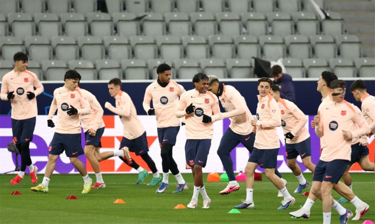 الكشف عن التشكيلة الرسمية لبرشلونة ضد نيوكاسل في دوري الأبطال: تحليل المفاجآت الدفاعية