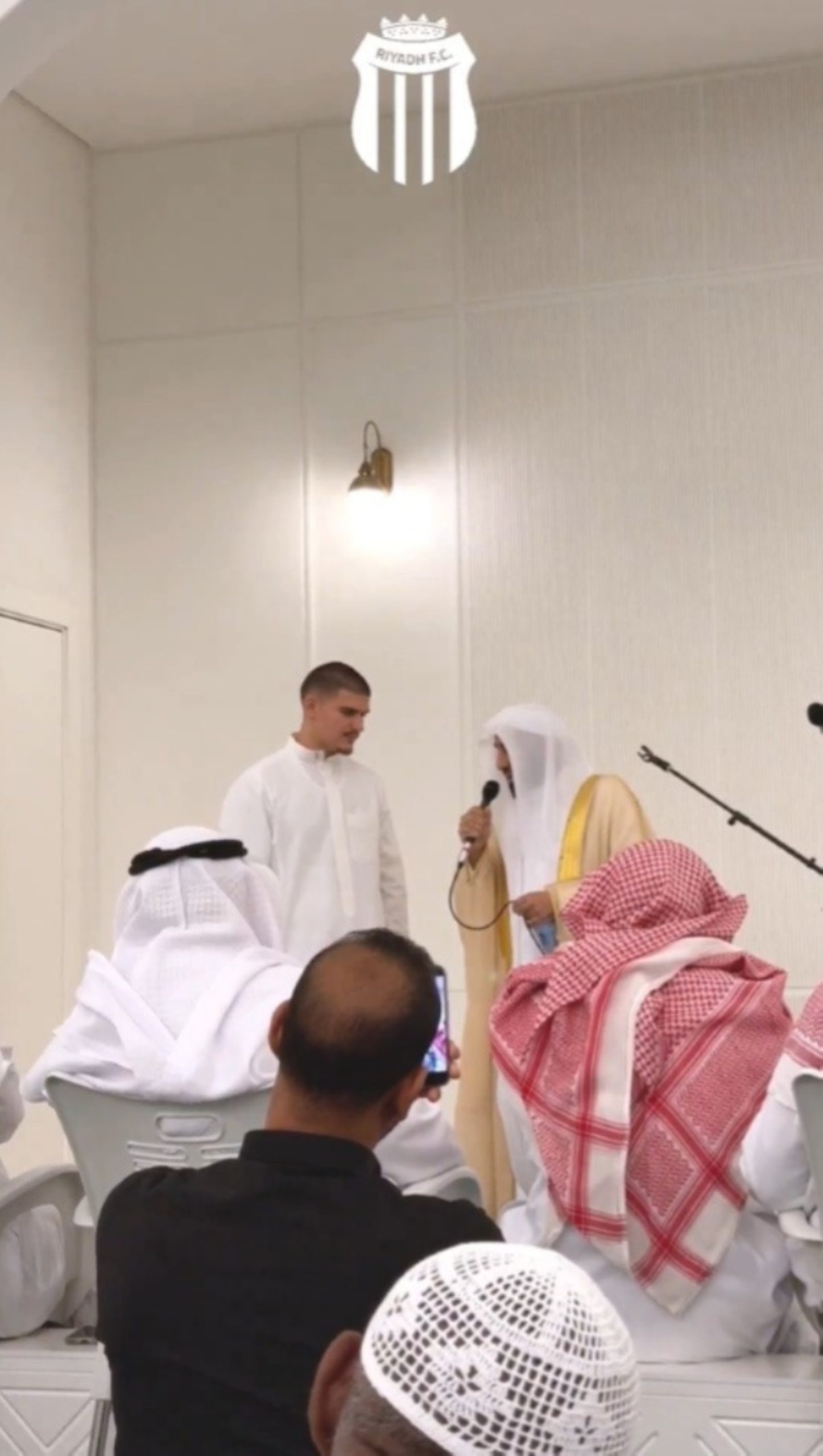 لحظة مؤثرة: قصة إسلام أخصائي العلاج الطبيعي بنادي الرياض وتحوله إلى فيصل