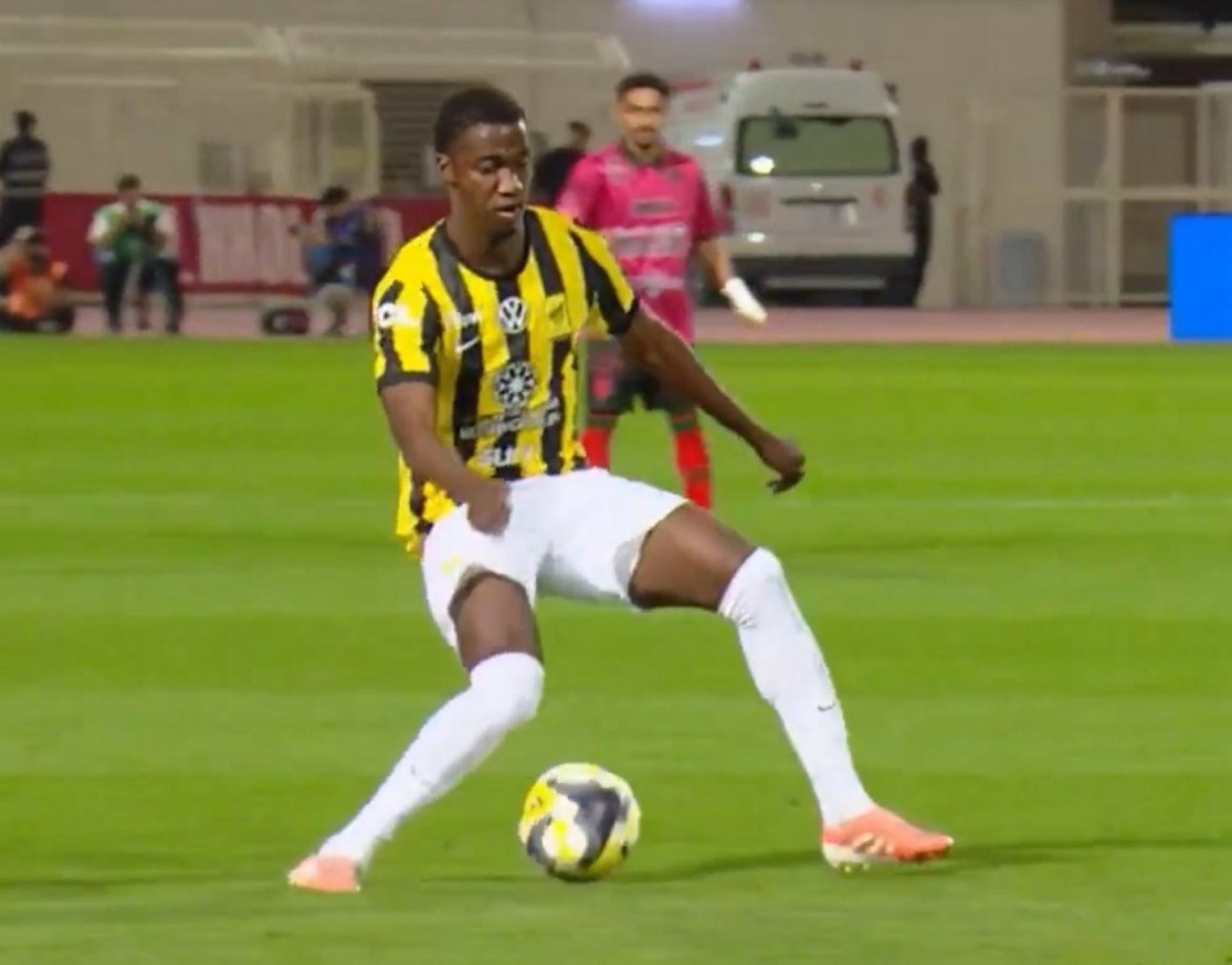 صدمة كبرى للاتحاد: تفاصيل إصابة محمدو دومبيا بالرباط الصليبي وتأثيرها على الموسم