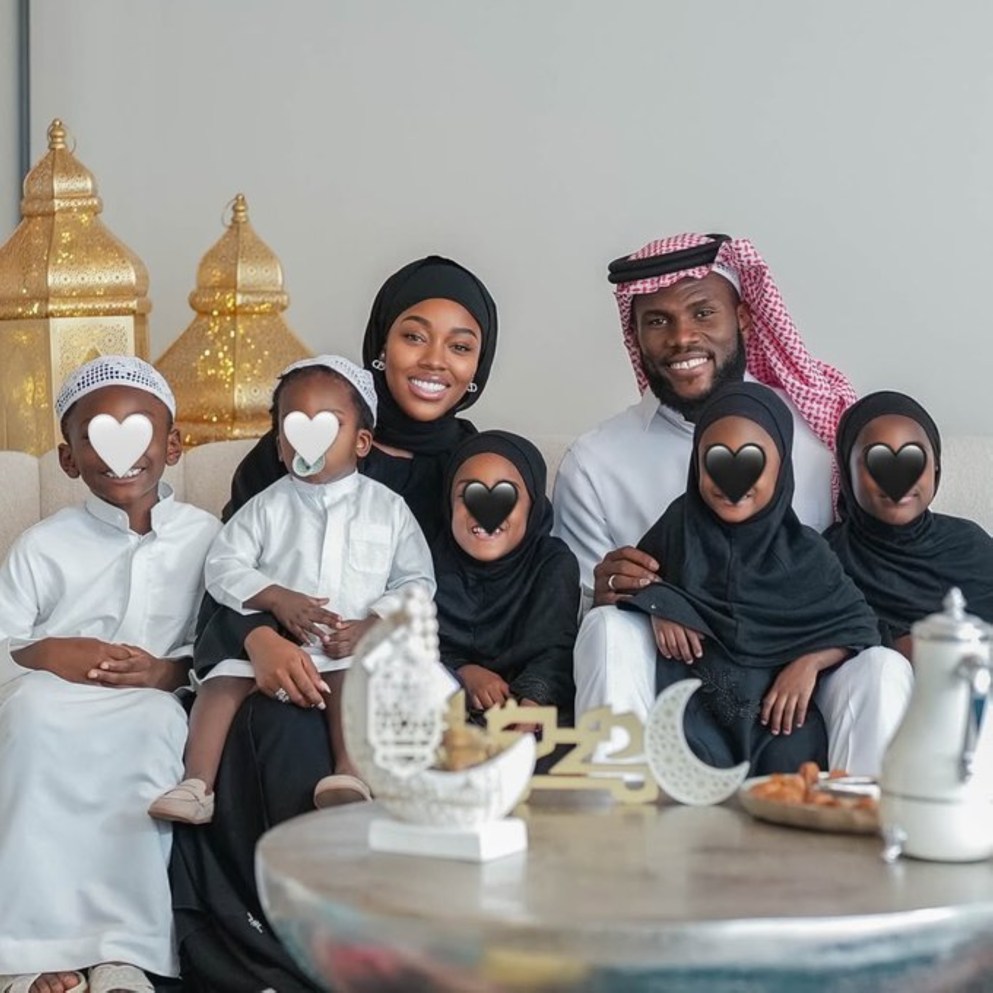 أيقونات دوري روشن يشاركون الجماهير بهجة العيد بالزي السعودي: احتفالات فريدة تعزز الروابط