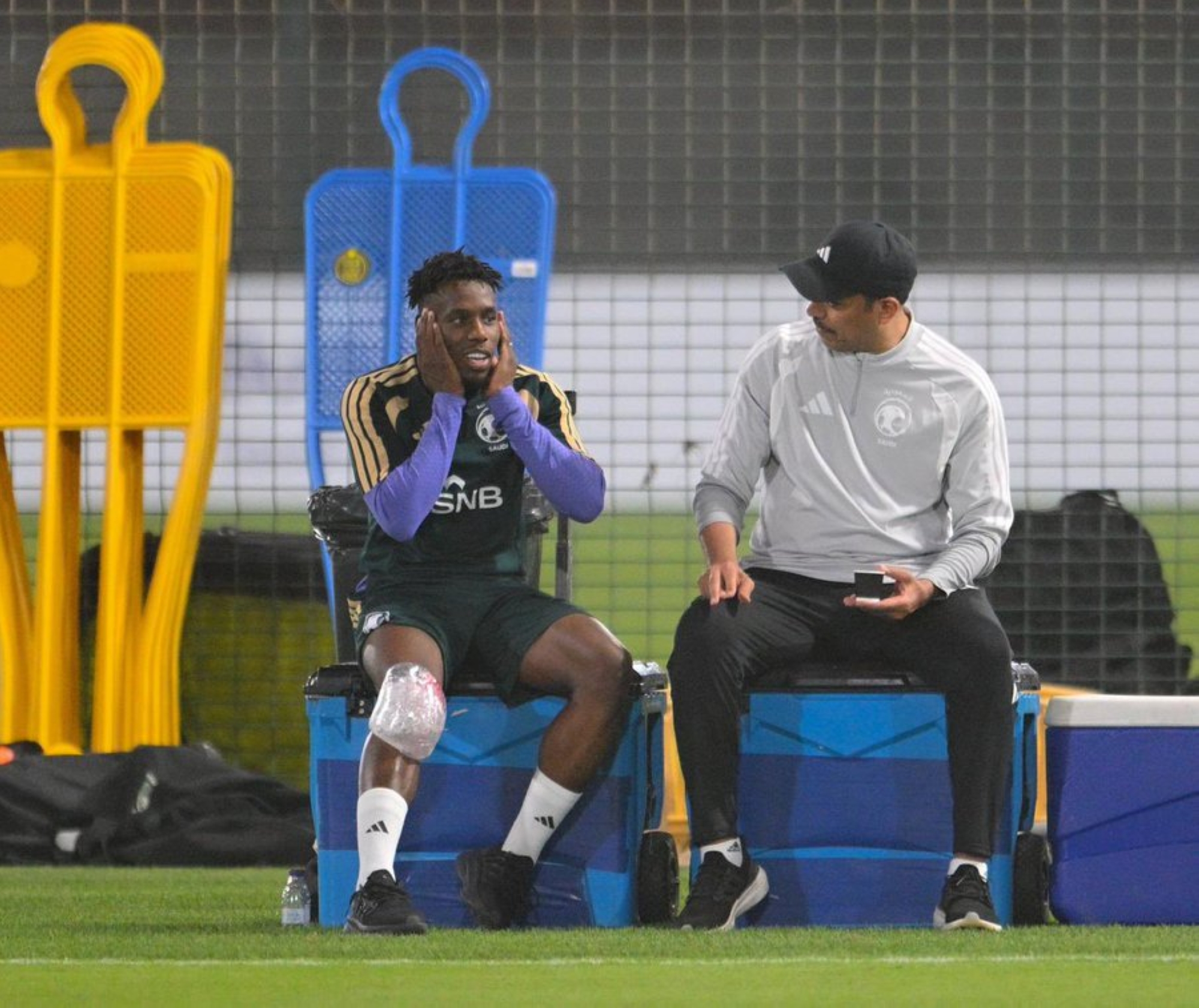 صدمة للأخضر: استبعاد زكريا هوساوي بسبب الإصابة من معسكر المنتخب السعودي يثير التساؤلات