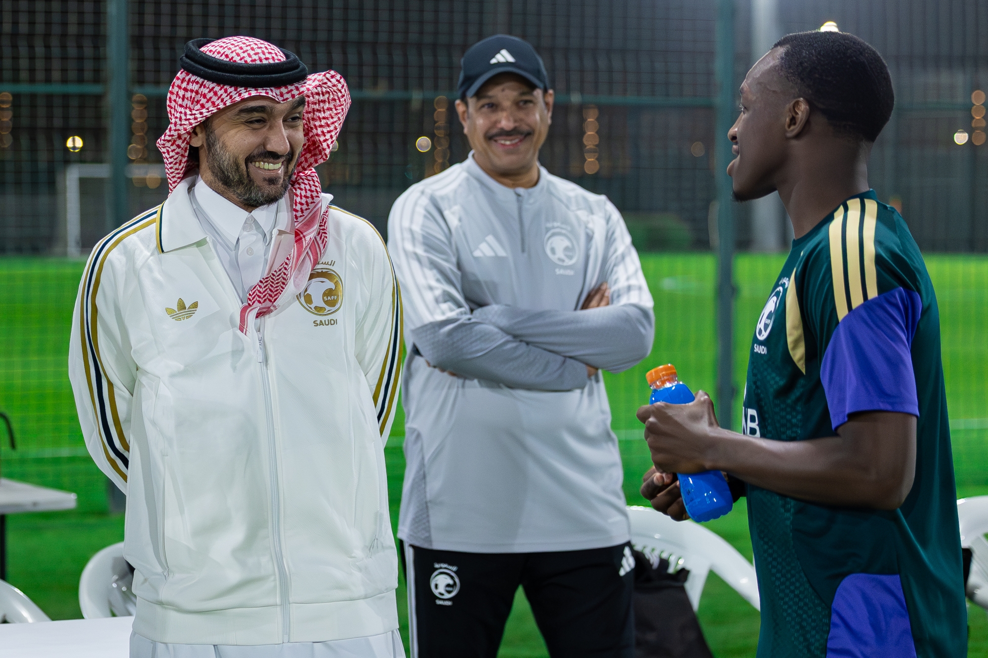 معسكر الأخضر: الأمير عبدالعزيز الفيصل يتفقد تحضيرات المنتخب السعودي لكأس العالم 2026 وودية مصر المرتقبة