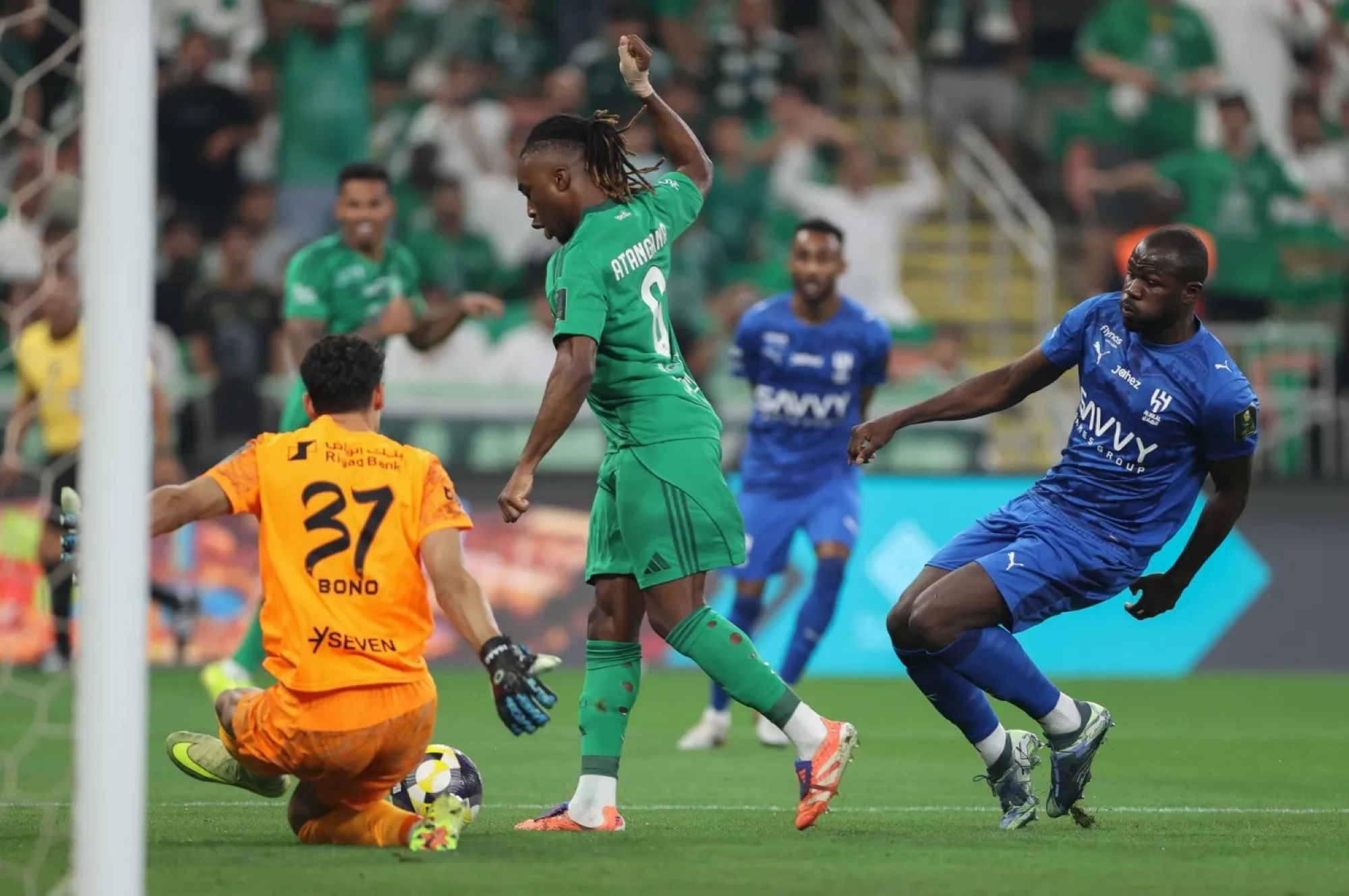 تحليل عميق: كيف يؤثر غياب فالنتين أتانغا على خطط الأهلي أمام ضمك في دوري روشن؟