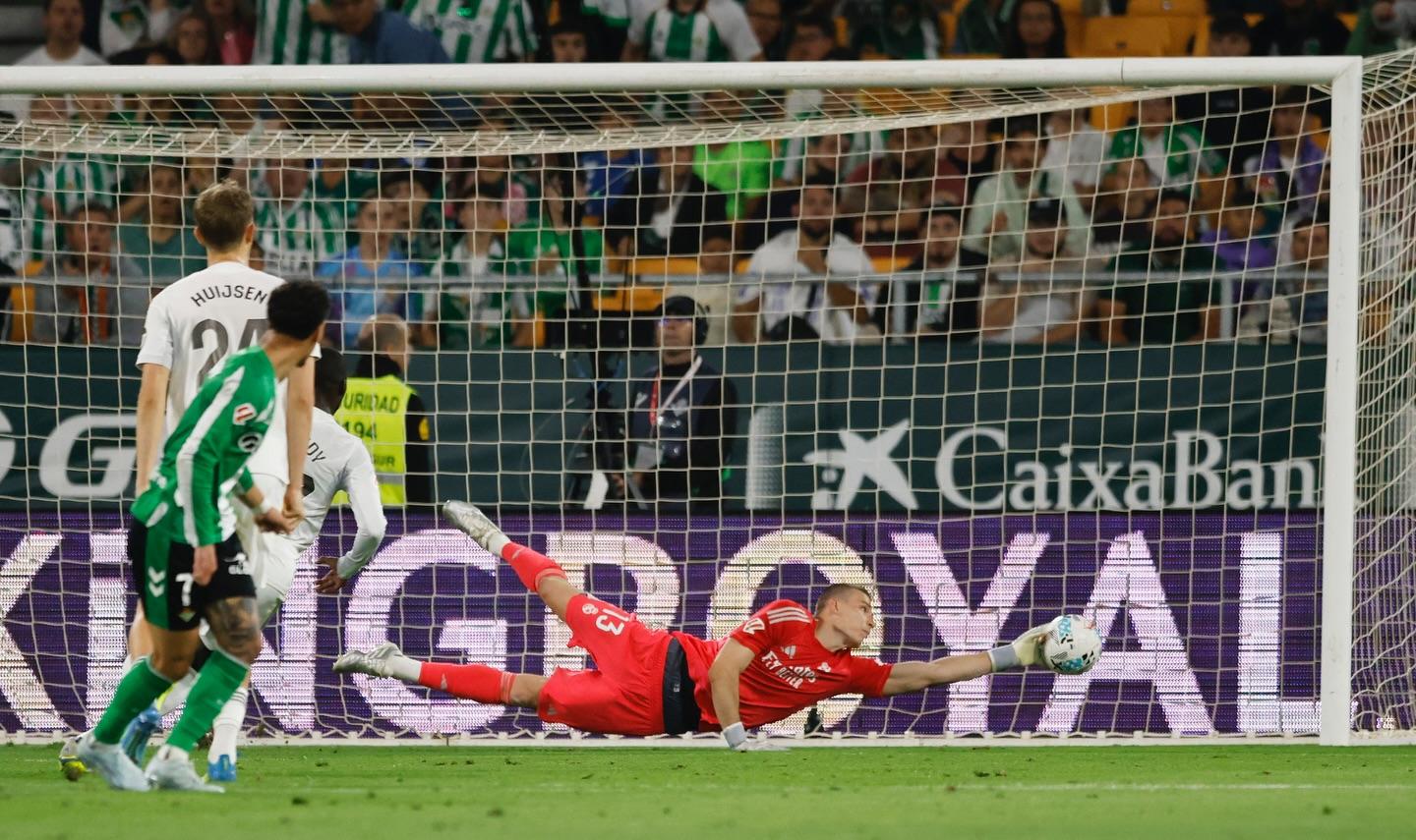 تألق أندري لونين: تحليل شامل لأداء رجل مباراة ريال مدريد وريال بيتيس في الليغا