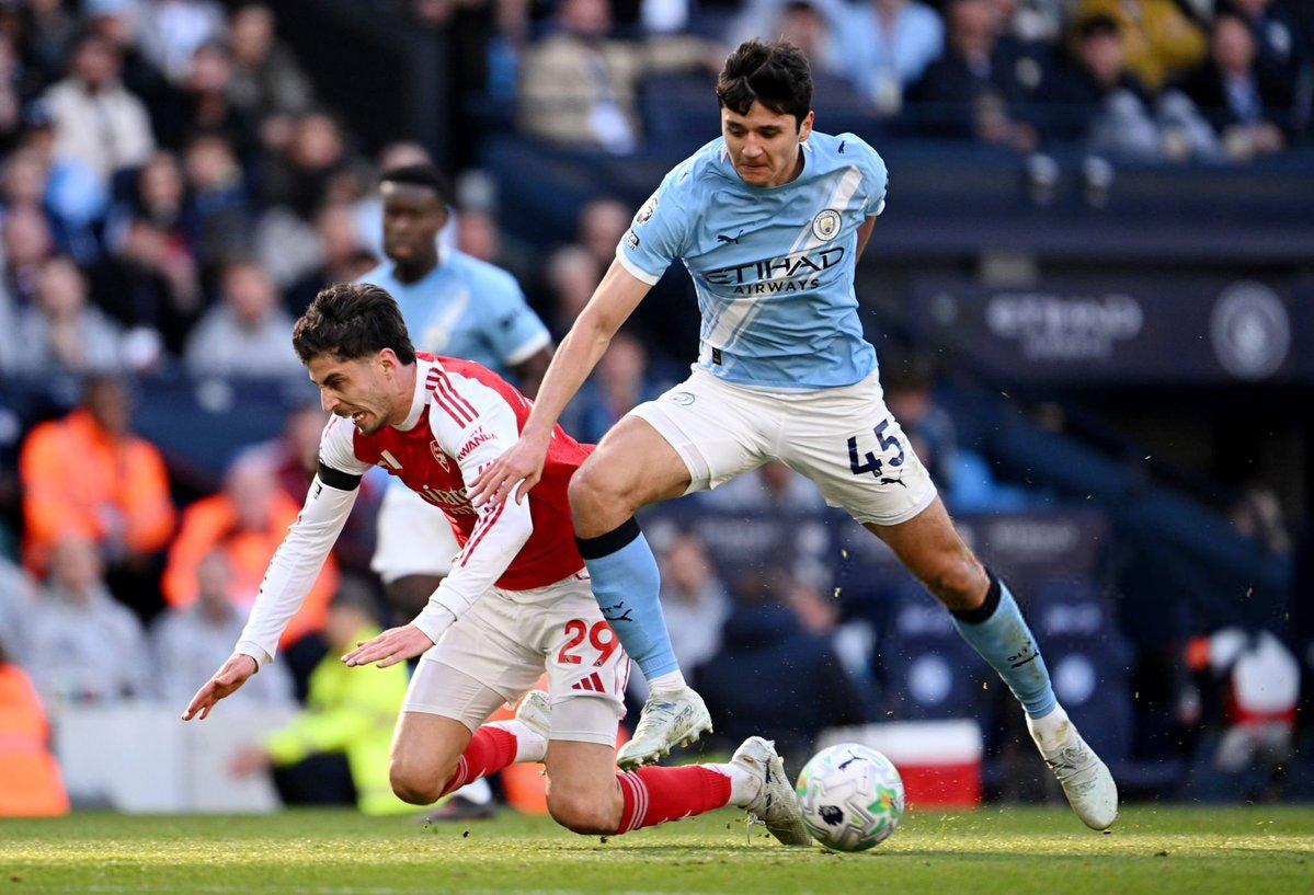 فيديو “طرد مستحق سُلب من أرسنال!”.. خبير تحكيمي يفتح النار بسبب مدافع مانشستر سيتي