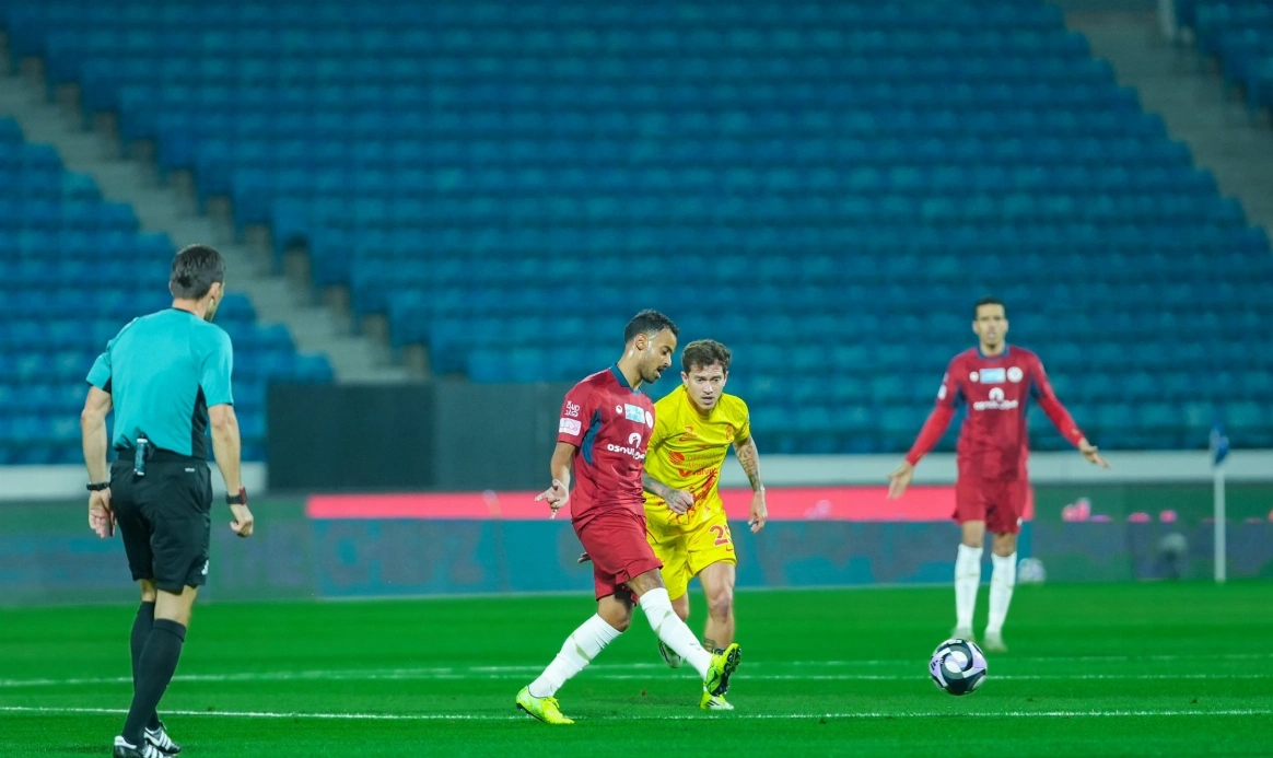 اقتسام النقاط في المحالة! ملخص وأهداف مباراة ضمك ضد القادسية في دوري روشن