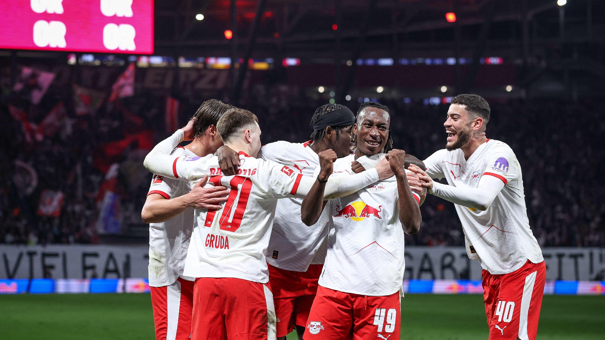 صراع العمالقة: نجم لايبزيج يان ديوماندي يشعل حرباً خفية بين برشلونة وأقطاب البريميرليج