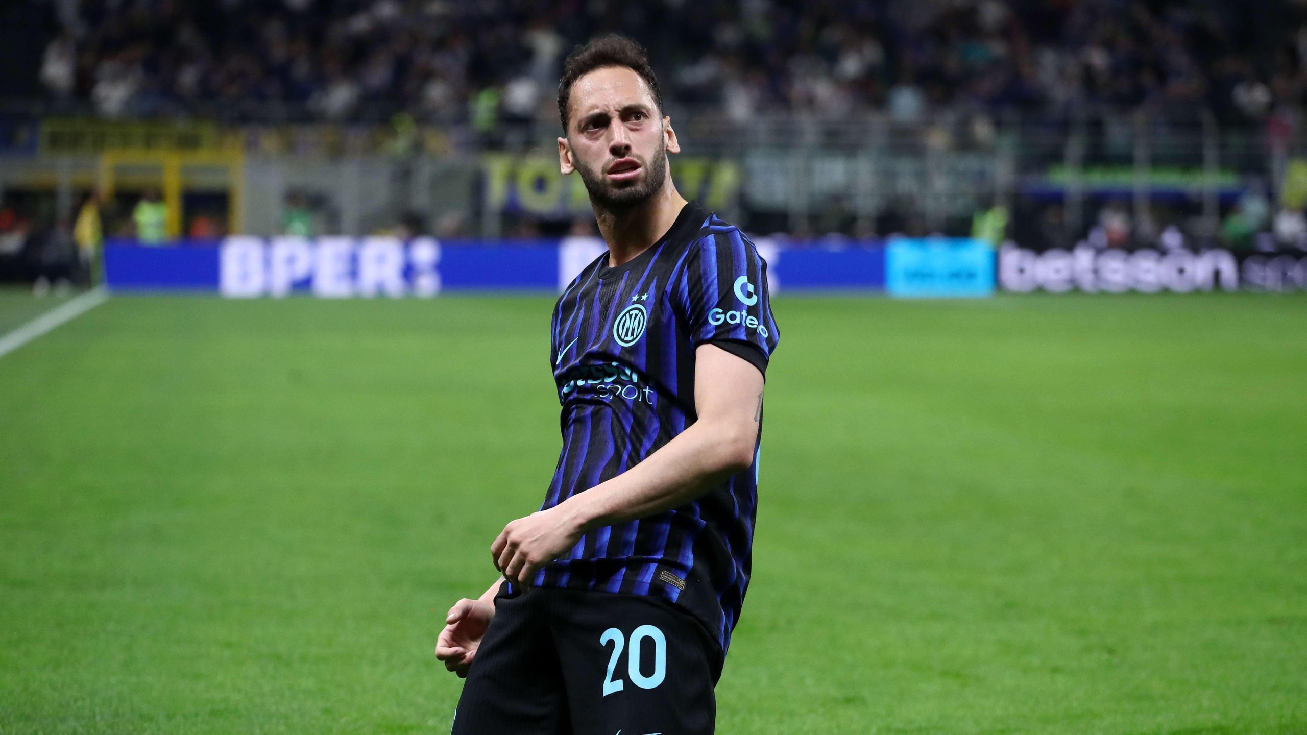 فيديو صاروخ تشالهانوجلو يحرق شباك روما في ليلة إنتر الميلانية الكبرى