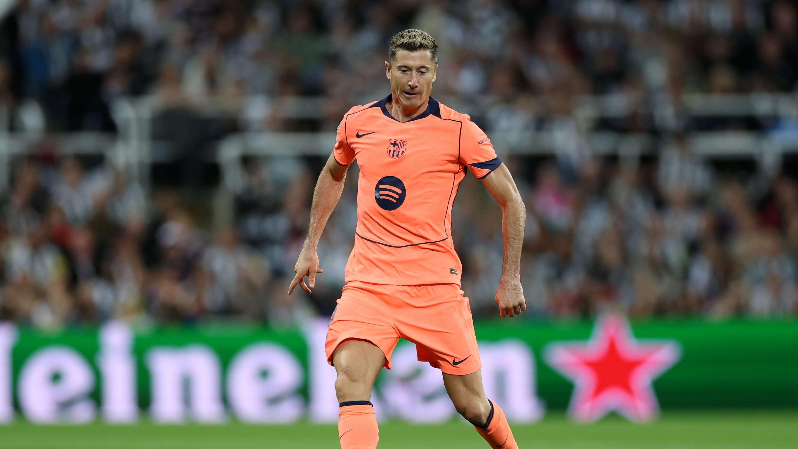 برشلونة يضع عينه على جوهرة البوندسليغا: هل يكون أسلاني بديل ليفاندوفسكي؟