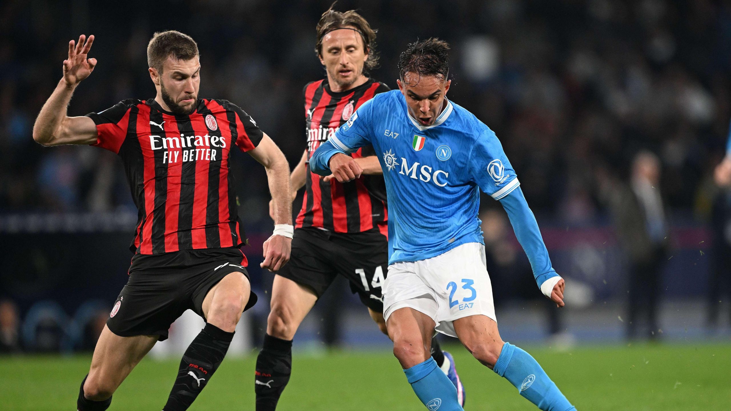 نابولي يوجه ضربة قاضية لأحلام ميلان في سباق السكوديتو