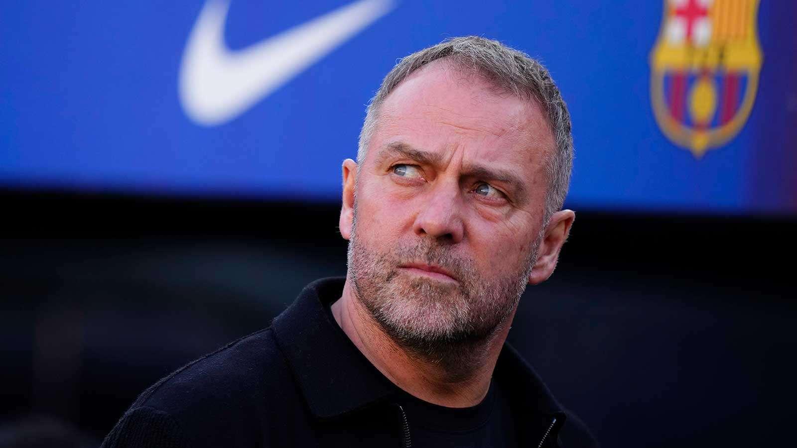 فليك يشدد قبضته: تحذير صارم لنجوم برشلونة قبل موقعة أتلتيكو الحاسمة