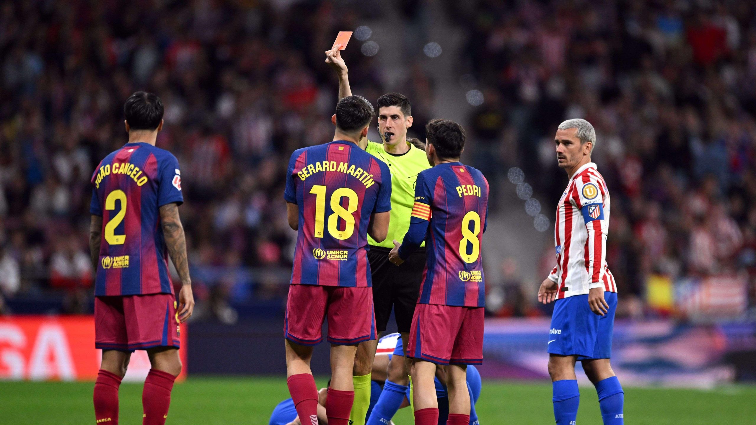 انفجار غضب مدريدي: هل الليغا مفصلة على مقاس برشلونة؟ اتهامات خطيرة للتحكيم الإسباني!