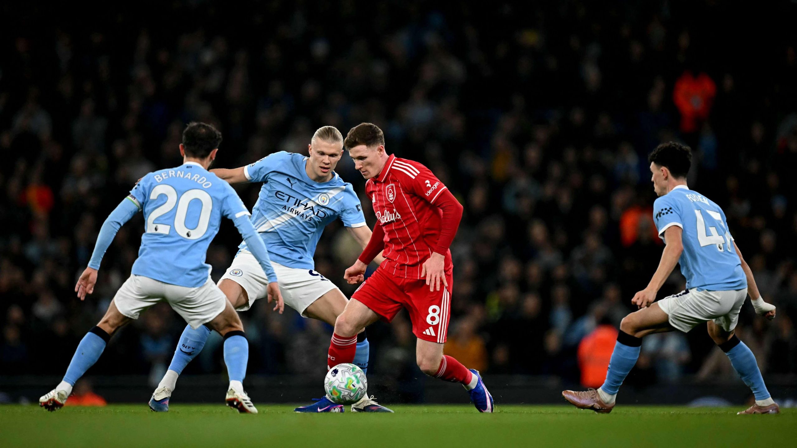 السيتي يخطف جوهرة فورست: أندرسون على أعتاب الاتحاد السماوي