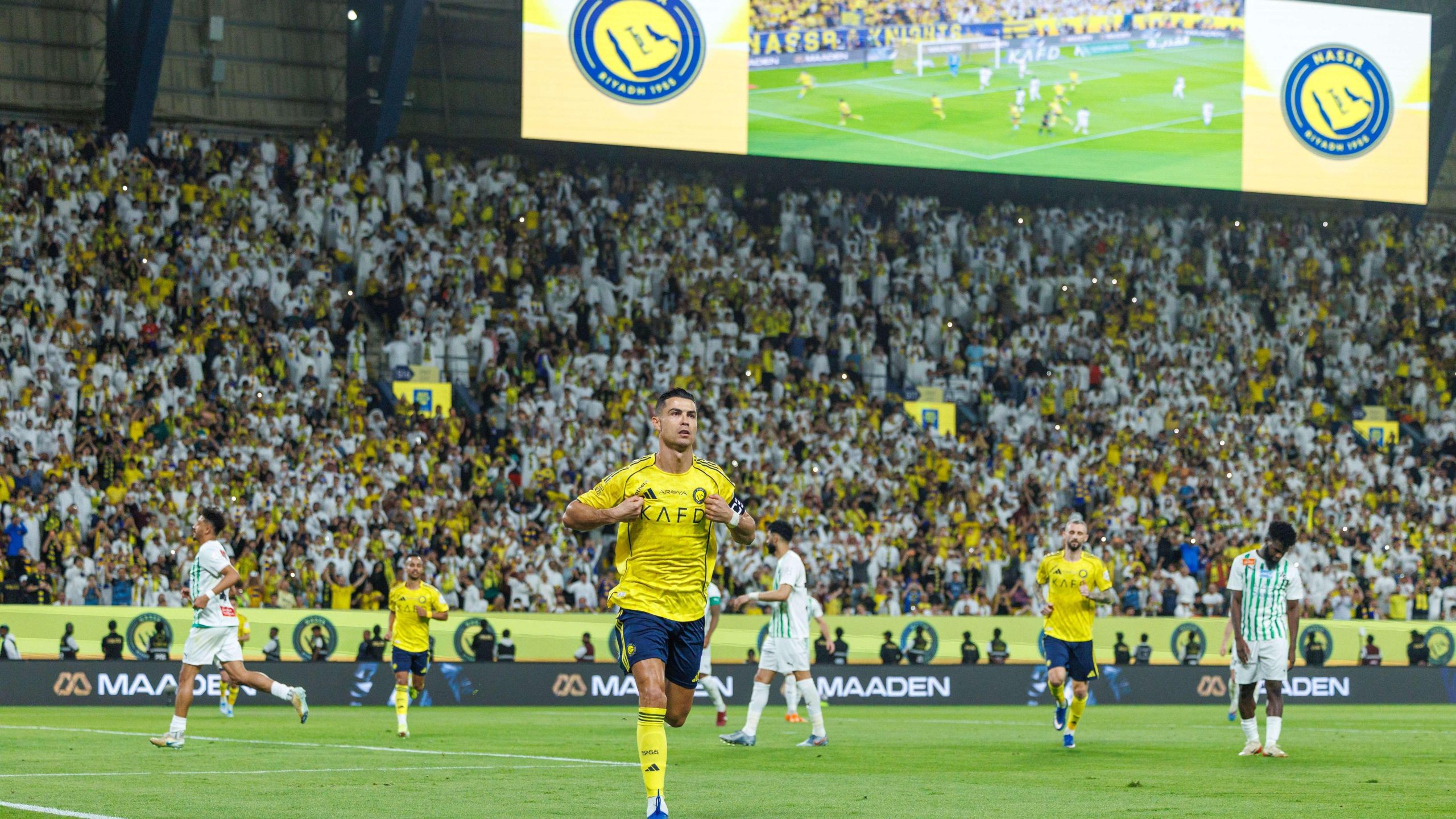 مفاجأة غير مسبوقة: جماهير الأخدود تُبهر كريستيانو رونالدو بلفتة تقديرية فريدة في قمة دوري روشن!