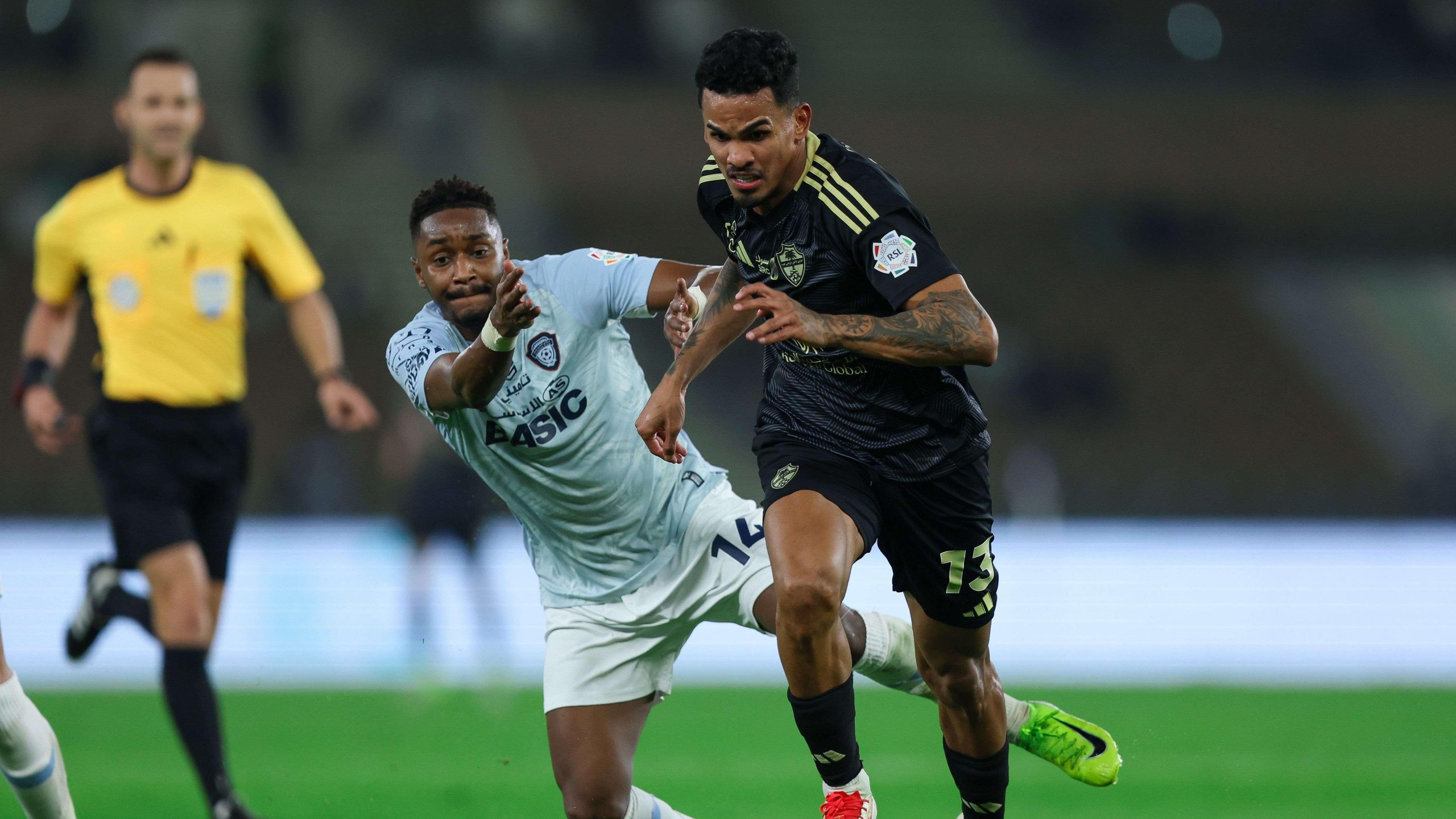 بالفيديو خبير تحكيمي يضع حداً للجدل: الحقيقة الكاملة وراء ركلة الأهلي ‘القاتلة’ أمام الفيحاء