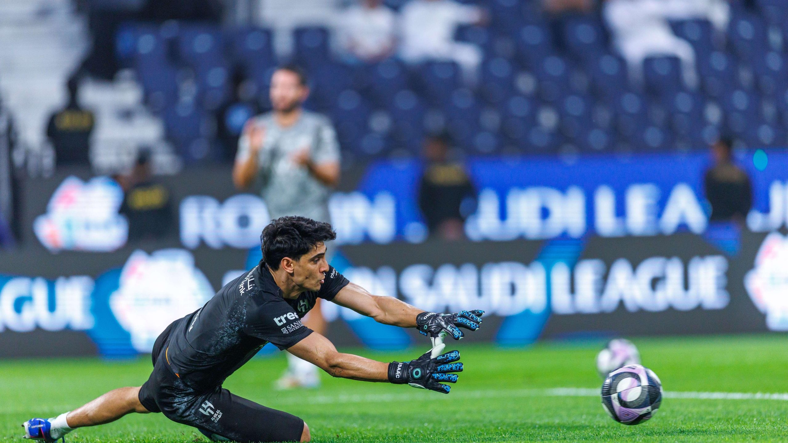 الحضري يُفجّر مفاجأة: تصدي بونو الإعجازي سبقته بـ 23 عاماً!