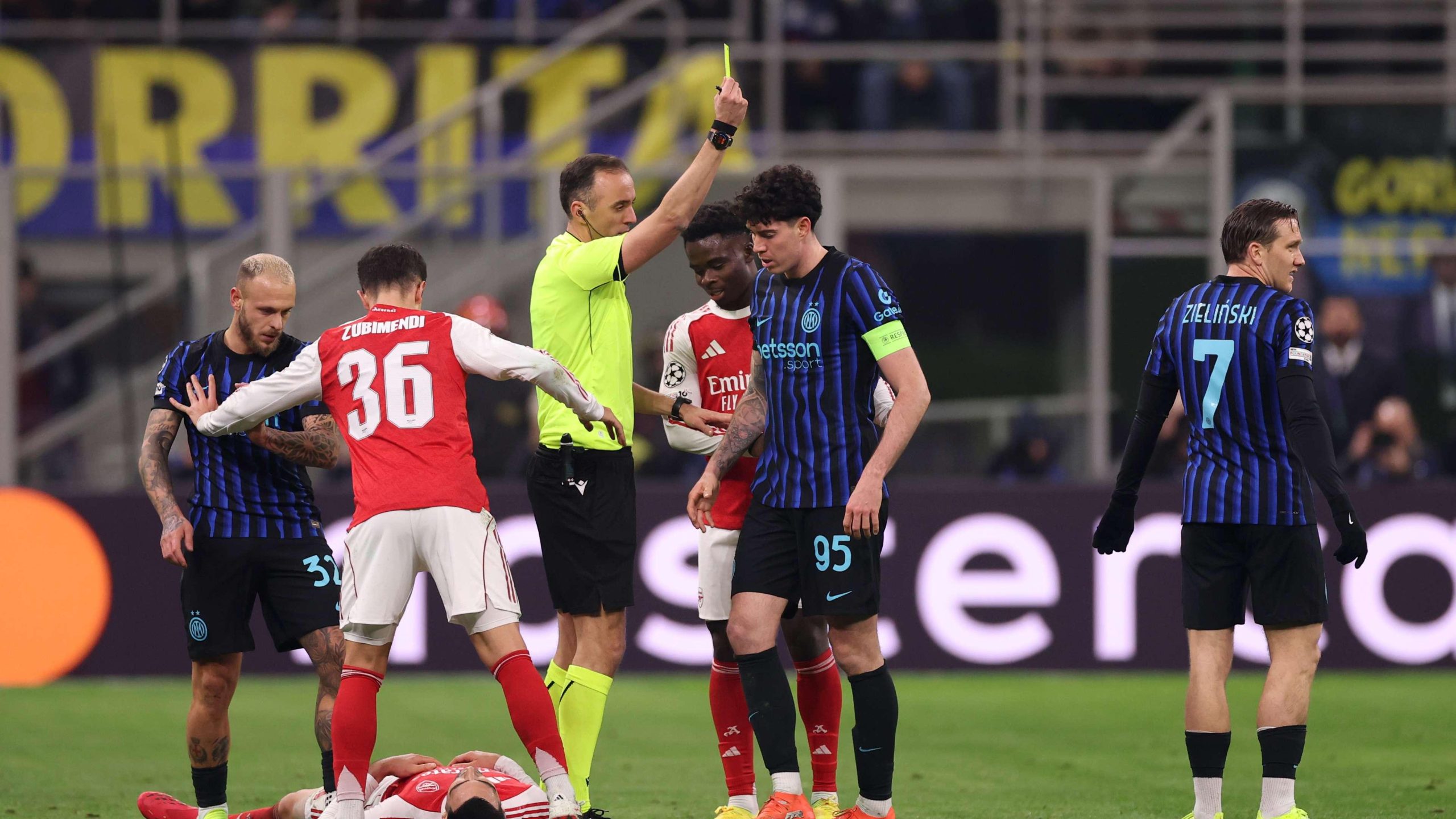 مفاجأة مدوية: أليساندرو باستوني يدير ظهره لبرشلونة ويفضل البقاء في إنتر ميلان!