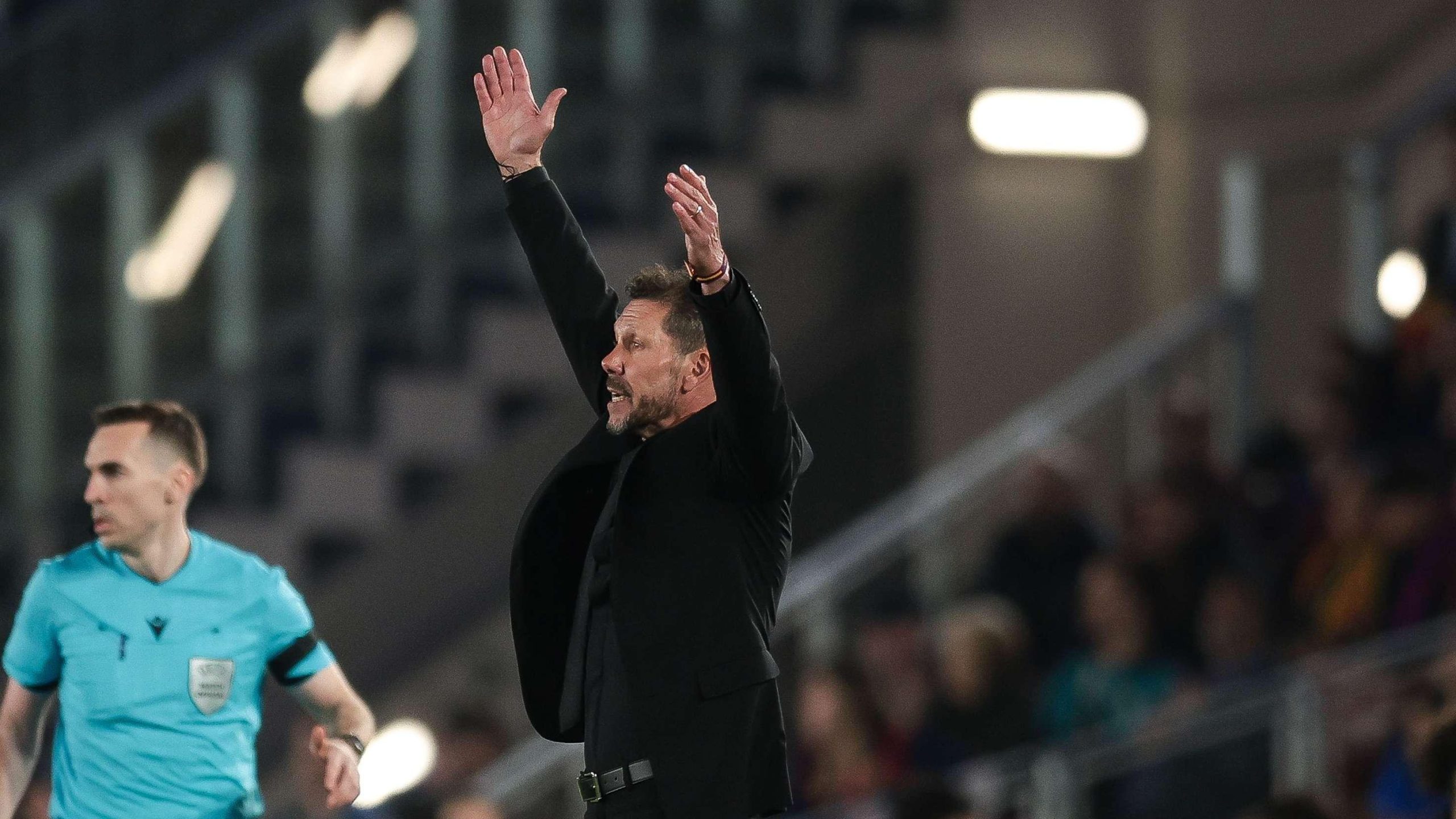 سيميوني يرد على شكوى برشلونة: ألفنا هذه الأجواء في مدريد ولا يهمنا!