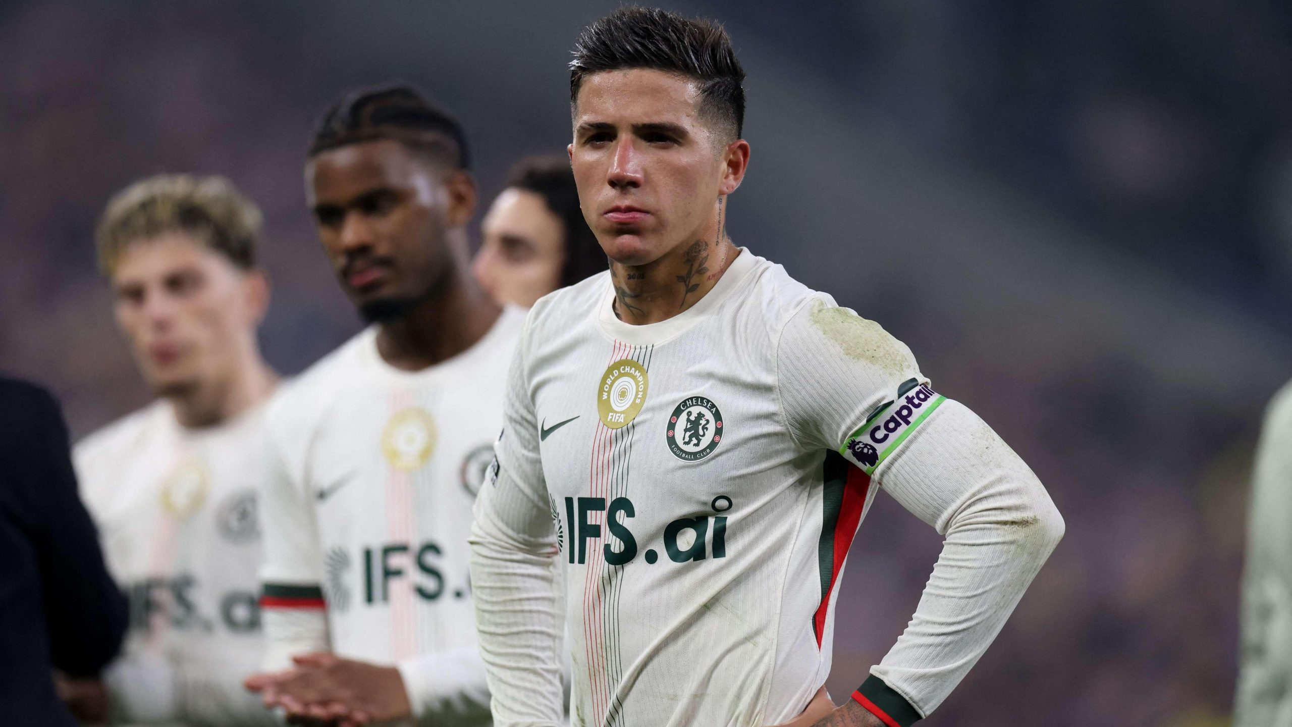 رفض قاطع: روسينيور يغلق الباب أمام عفو إنزو فرنانديز ويكشف كواليس الأزمة الخفية