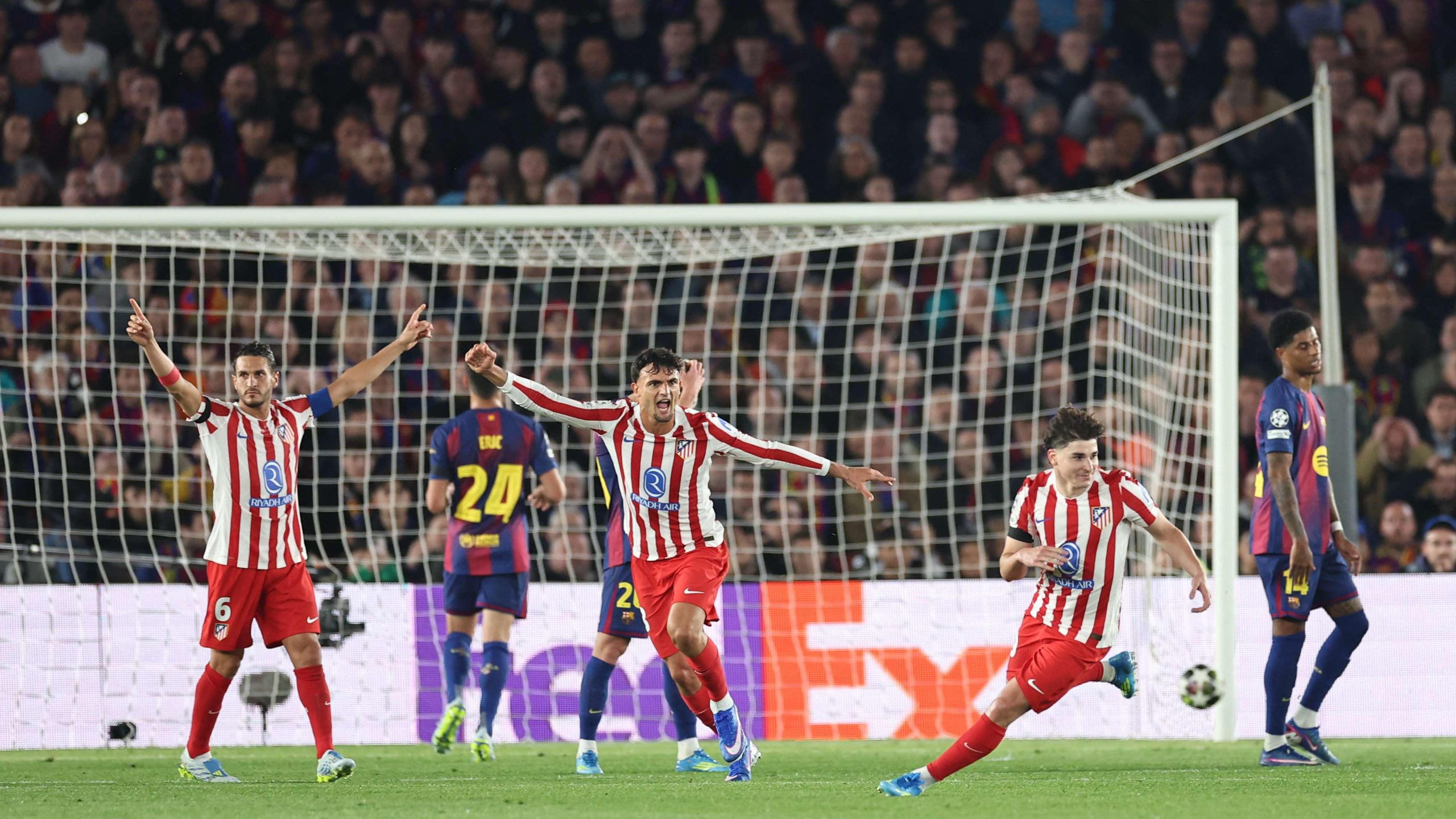 خلف الستار: برشلونة يتسلل خفية لملاحقة جوليان ألفاريز بعيداً عن أنظار أتلتيكو