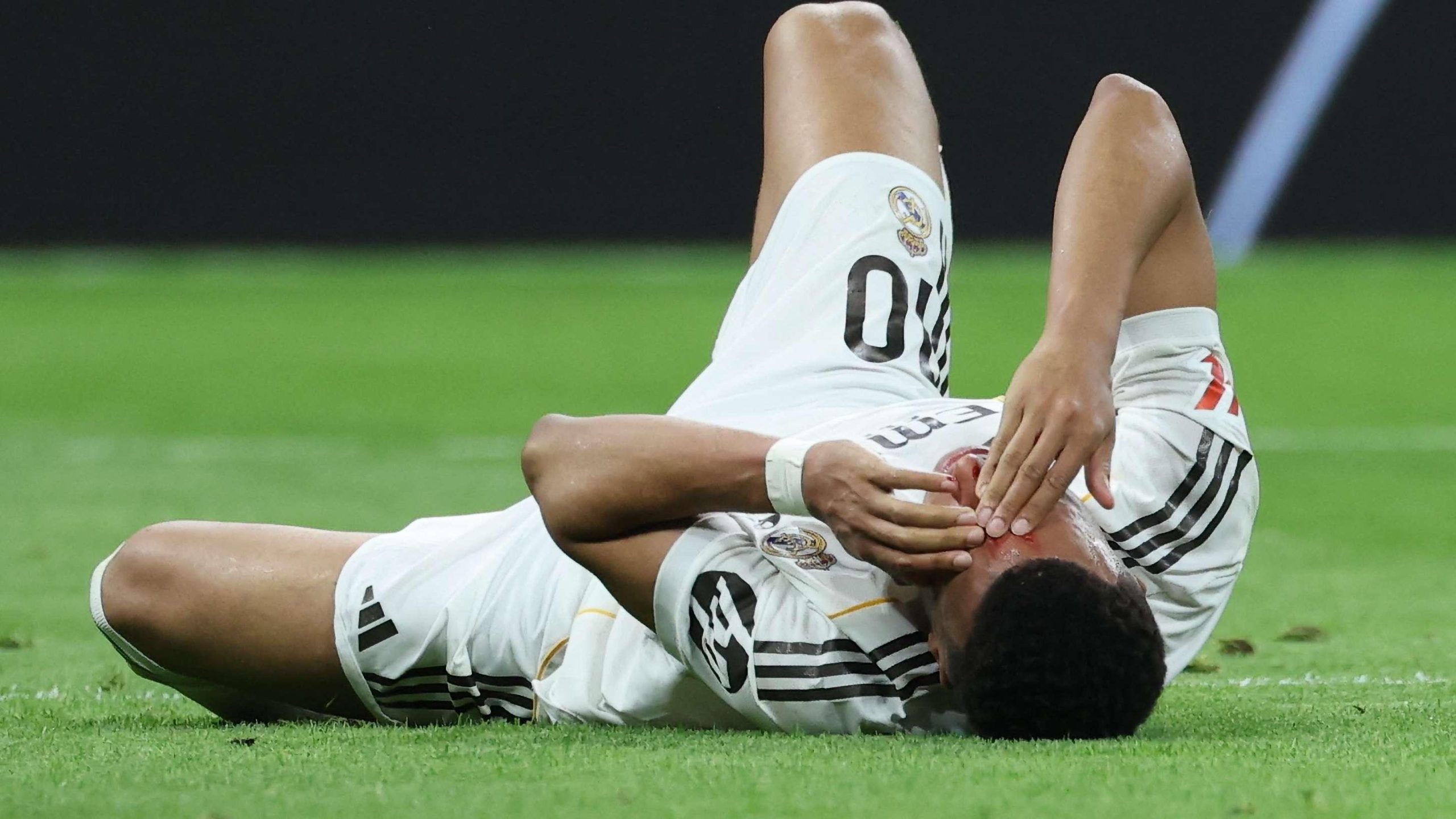 فيديو رونسيرو يشتعل غضباً: ‘فضيحة’ تحكيمية في لقاء ريال مدريد وجيرونا تثير جنون ‘الشيرنجيتو