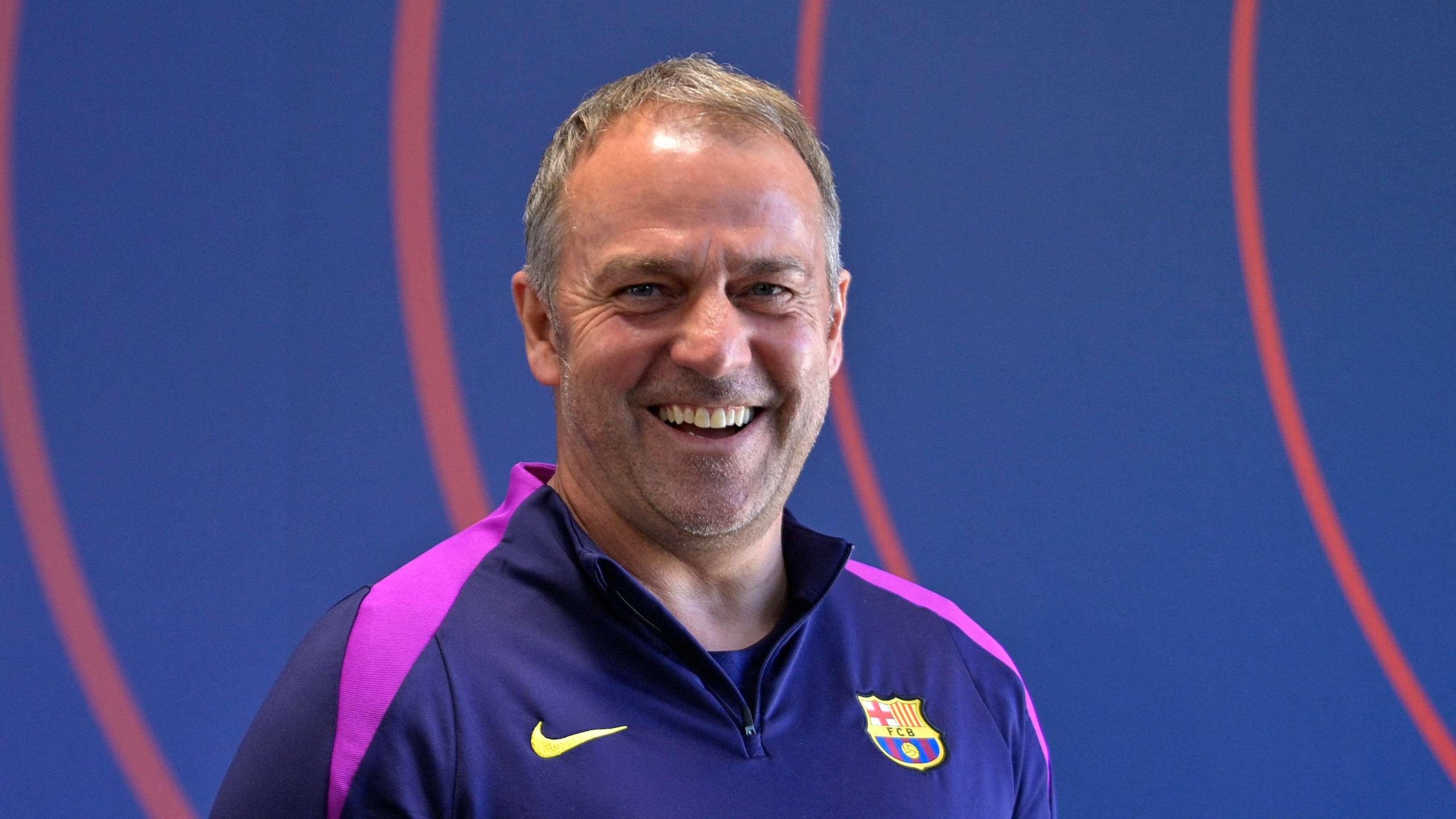 عودة النجم الهولندي: فليك يعلن قائمة برشلونة النارية لمواجهة الديربي المنتظرة!