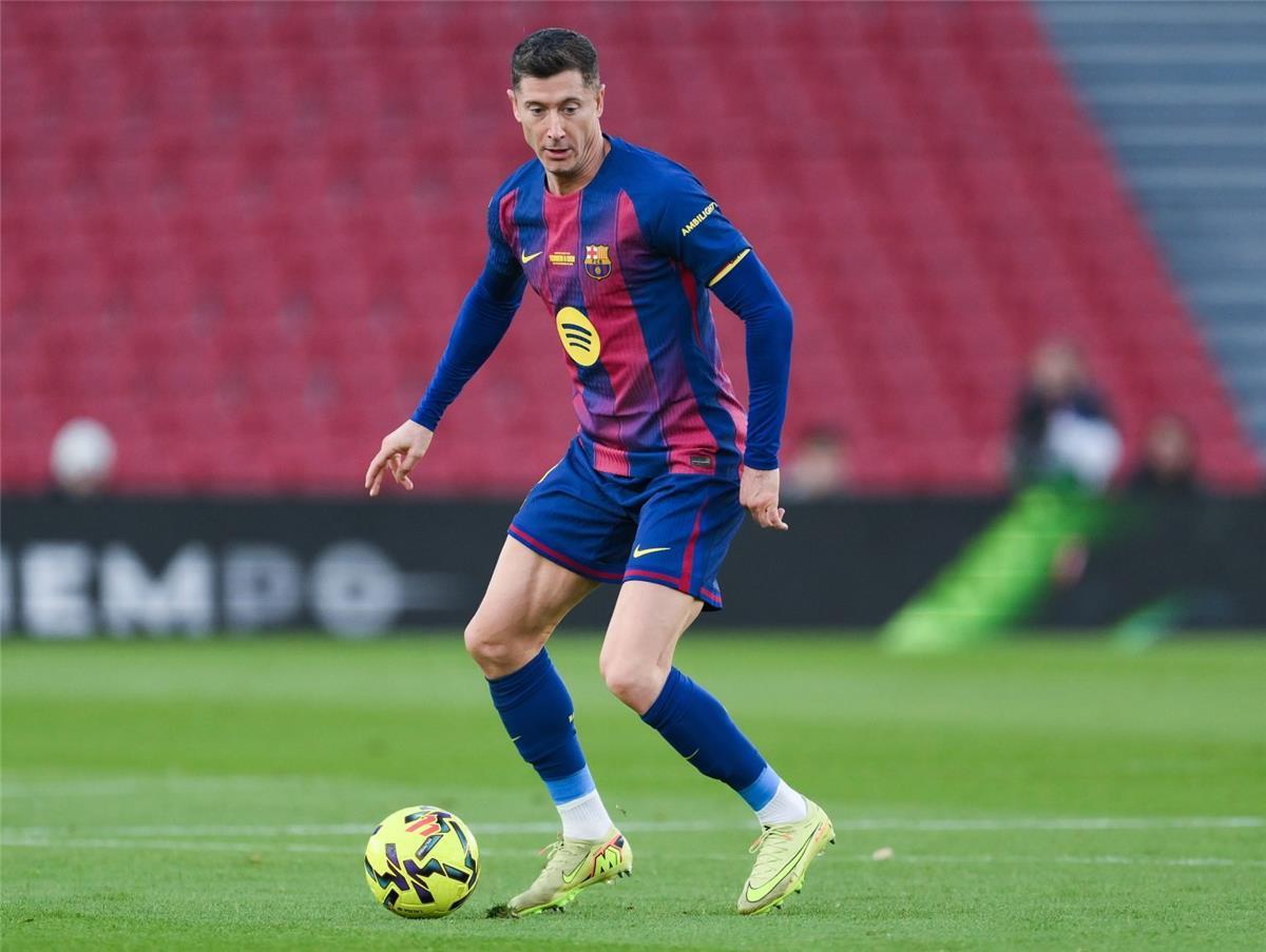 صراع الكبار الإيطاليين: هل يحسم ليفاندوفسكي مستقبله بين ميلان ويوفنتوس؟