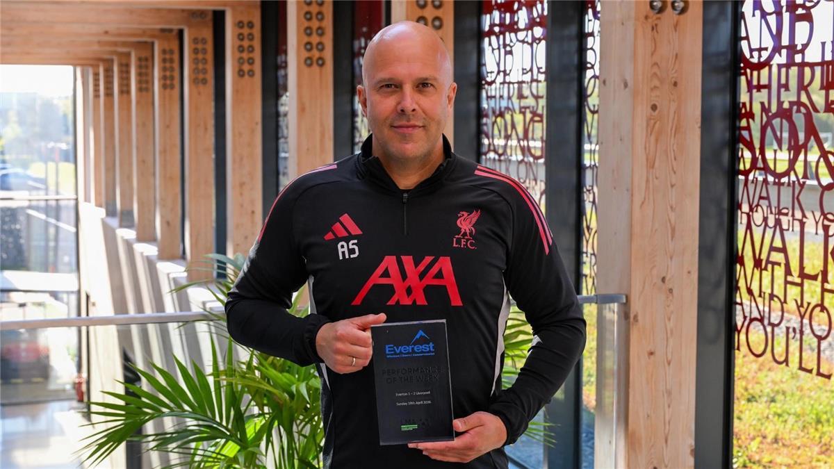 آرني سلوت يتوج بجائزة أفضل أداء في الأسبوع: بصمة مميزة مع ليفربول