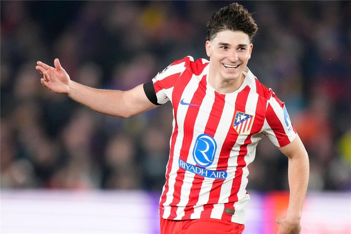 هانز فليك يحدد “خليفة ليفاندوفسكي”.. اتصالات رسمية من برشلونة لخطف جوليان ألفاريز من أتلتيكو مدريد!