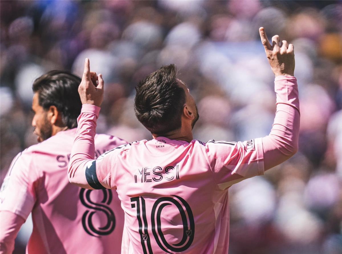 فيديو ميسي يضيء سماء الدوري الأمريكي: تألق نجم الأرجنتين يقود إنتر ميامي لفوز درامي على كولورادو رابيدز