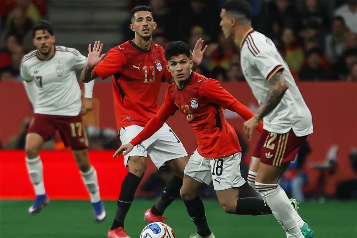 الدبلوماسية تُنقذ الموقف: السفير المصري يوضح حقيقة العنصرية في إسبانيا بعد أحداث المباراة